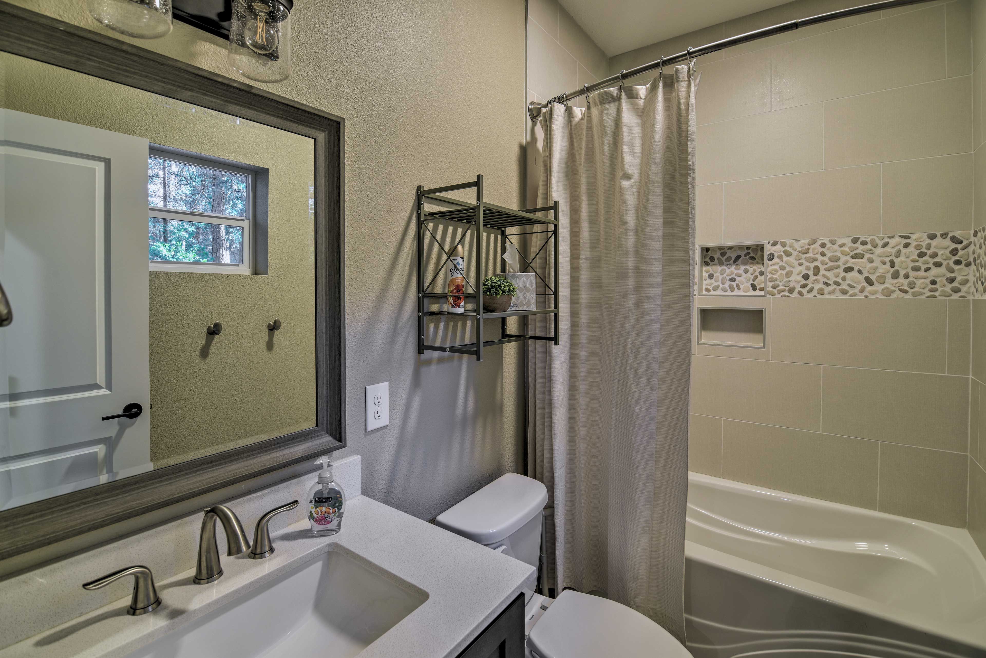 Full Bathroom | Towels Provided | Complimentary Toiletries