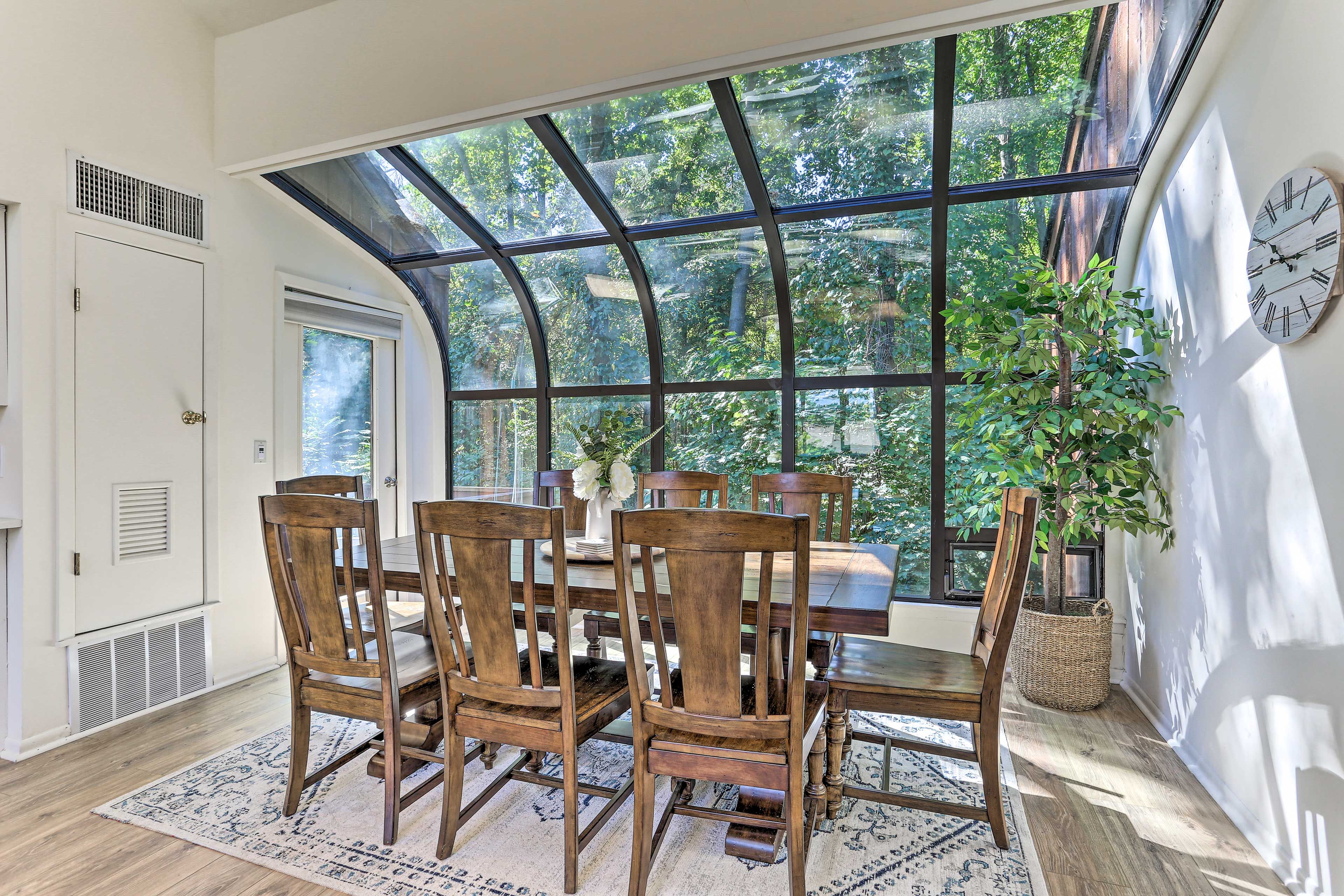 Dining Area | Dishware & Flatware Provided