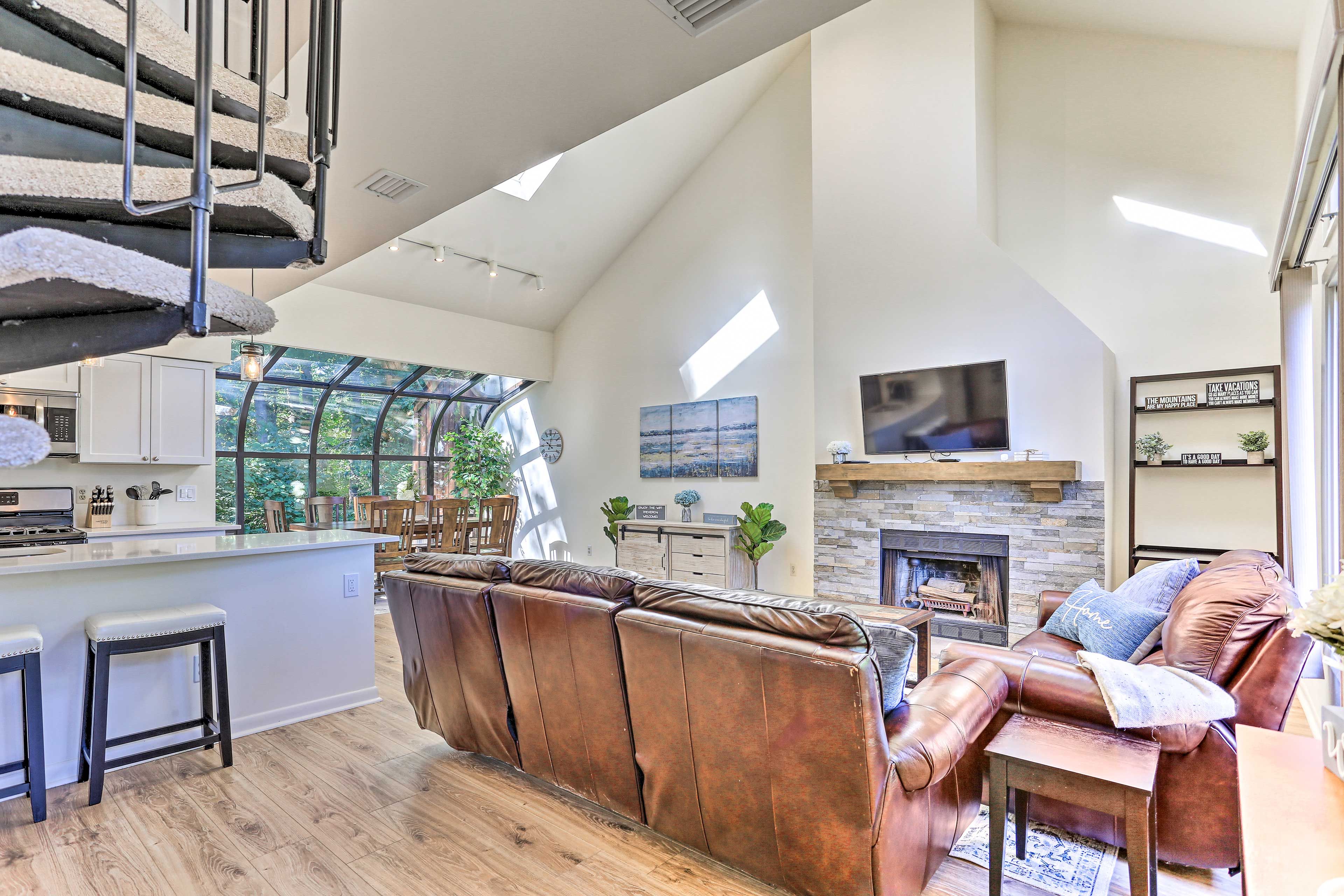 Living Room | Smart TV | Free WiFi | Fireplace Not Available for Guest Use