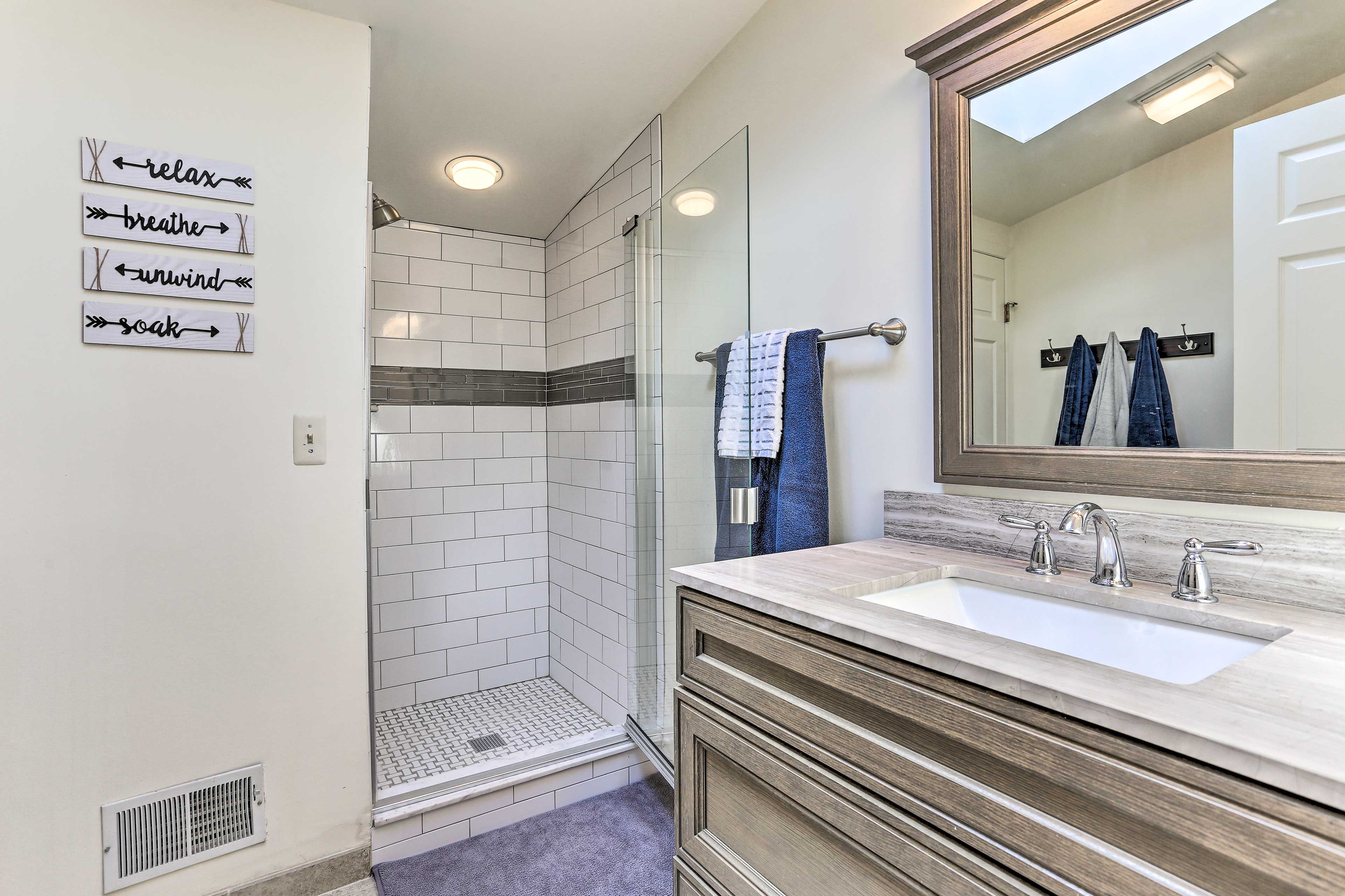 Full Bathroom | Complimentary Toiletries