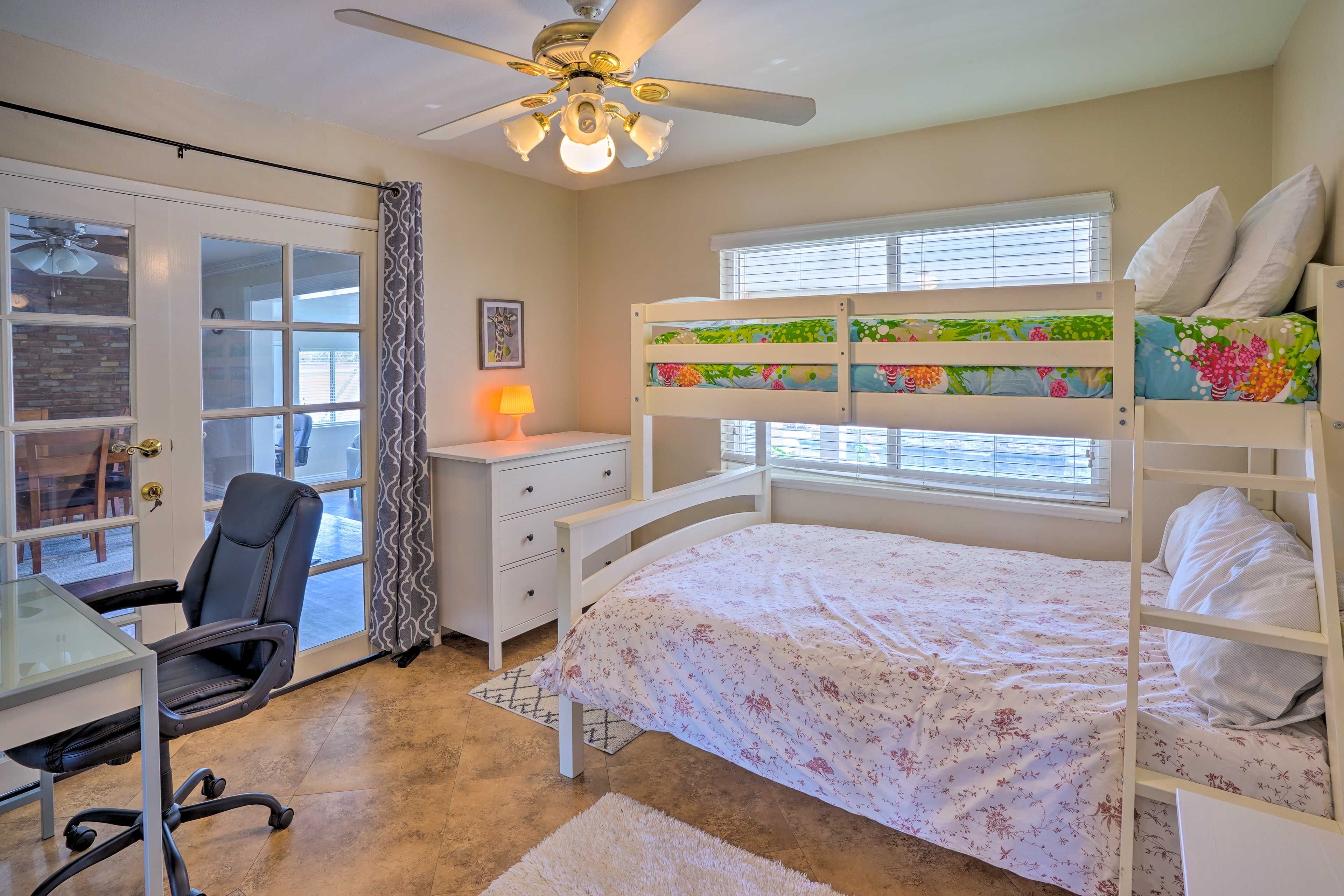 Bedroom 3 | Twin/Full Bunk Bed