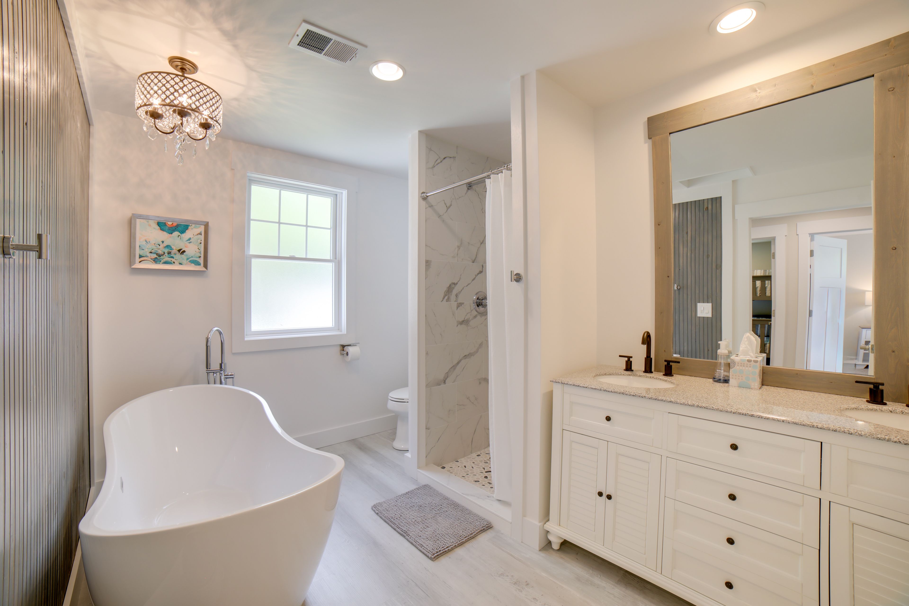 Full Bathroom | Towels Provided | Complimentary Toiletries