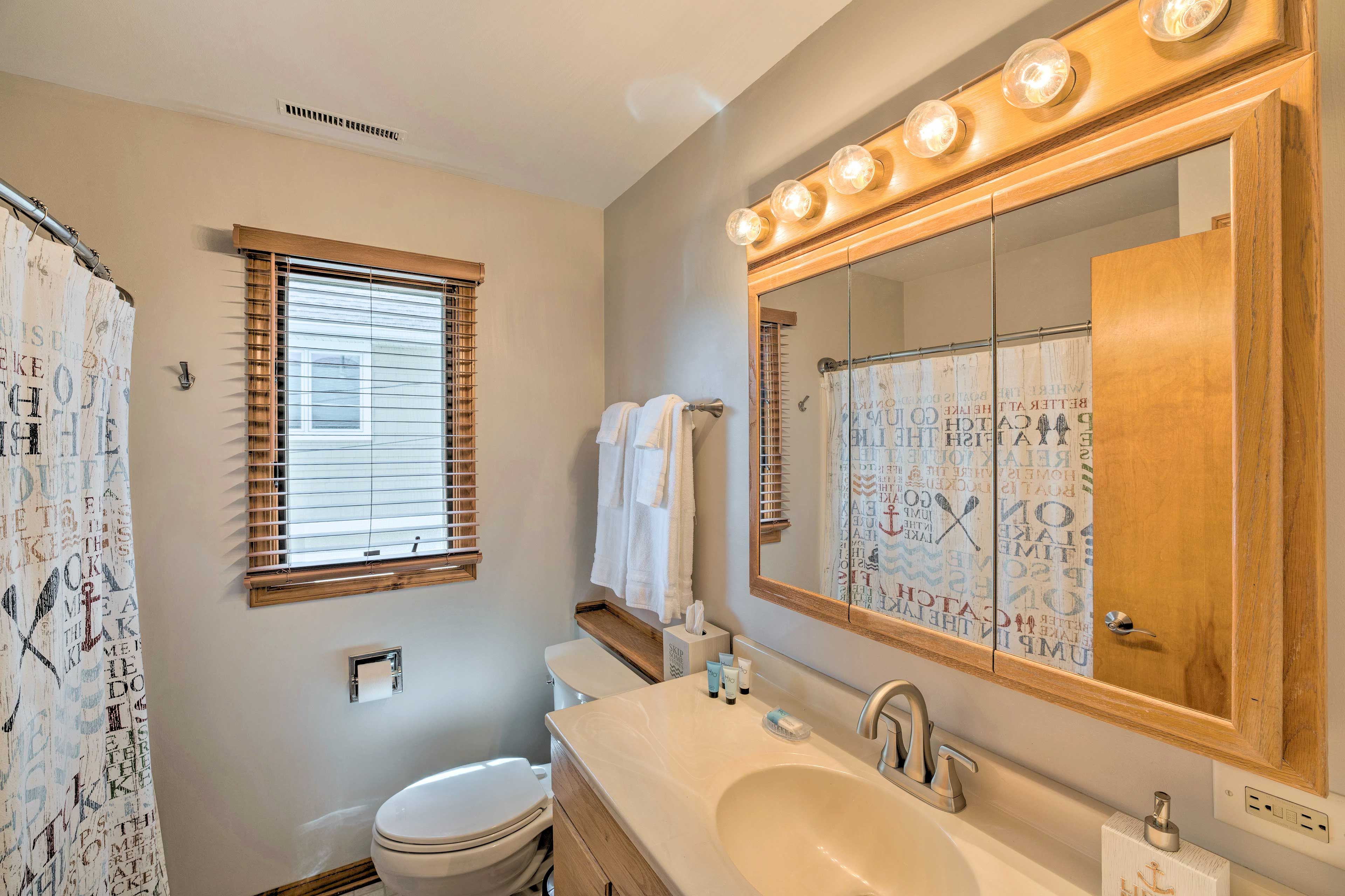 Full Bathroom | Upper Level | Shower/Tub Combo | Complimentary Toiletries