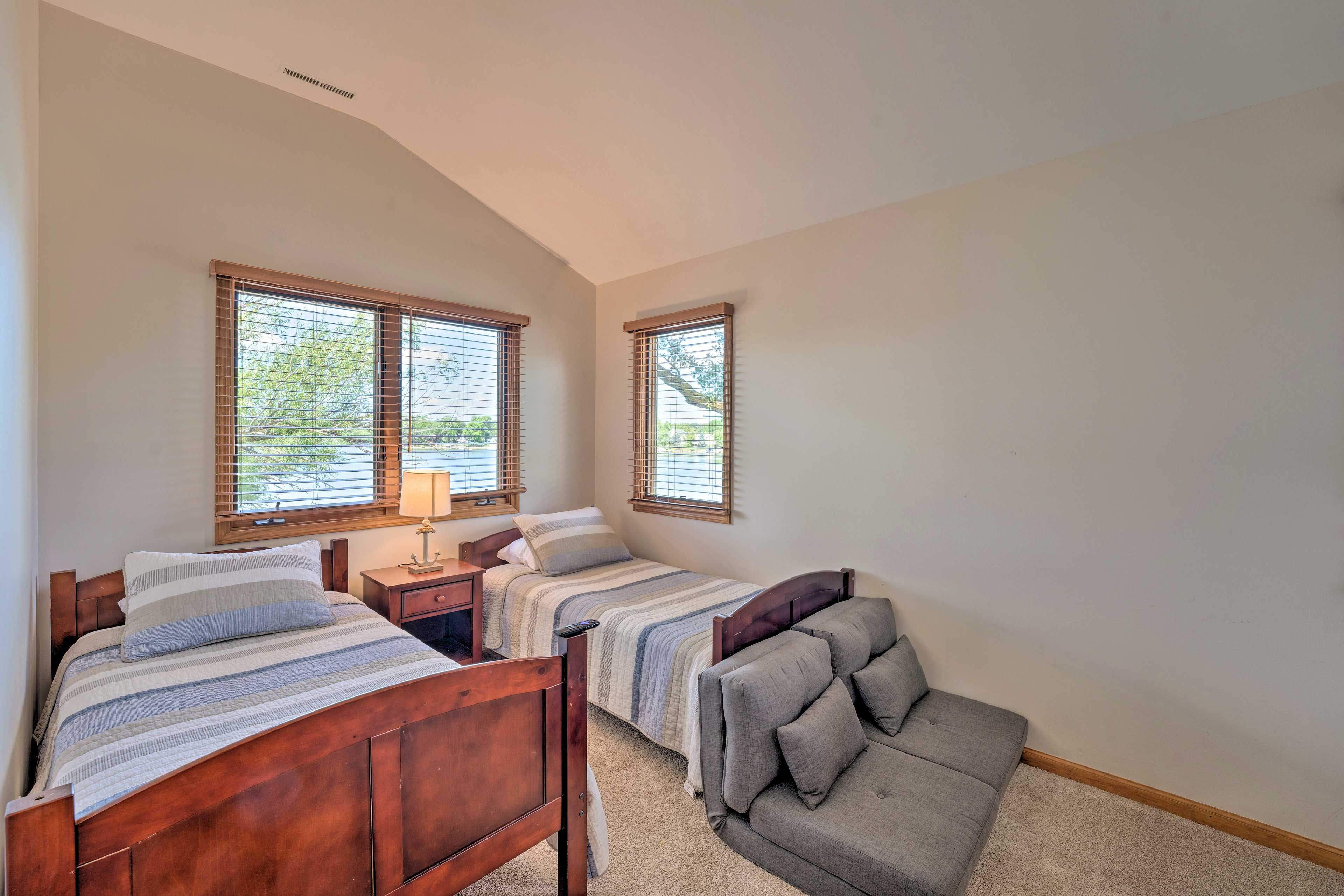 Bedroom 3 | 2 Twin Beds | Upper Level | Smart TV