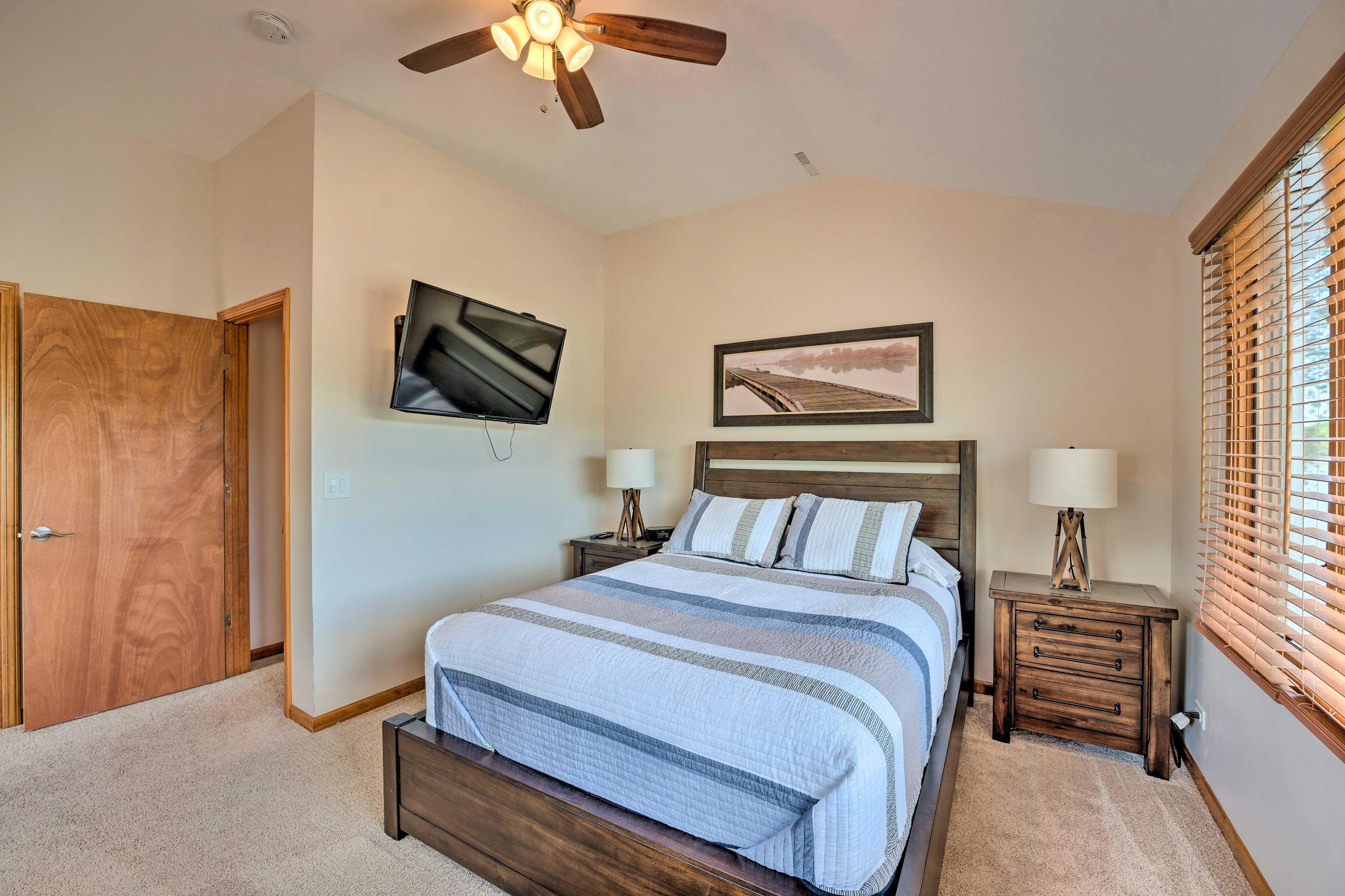Bedroom 2 | Queen Bed | Upper Level | Smart TV