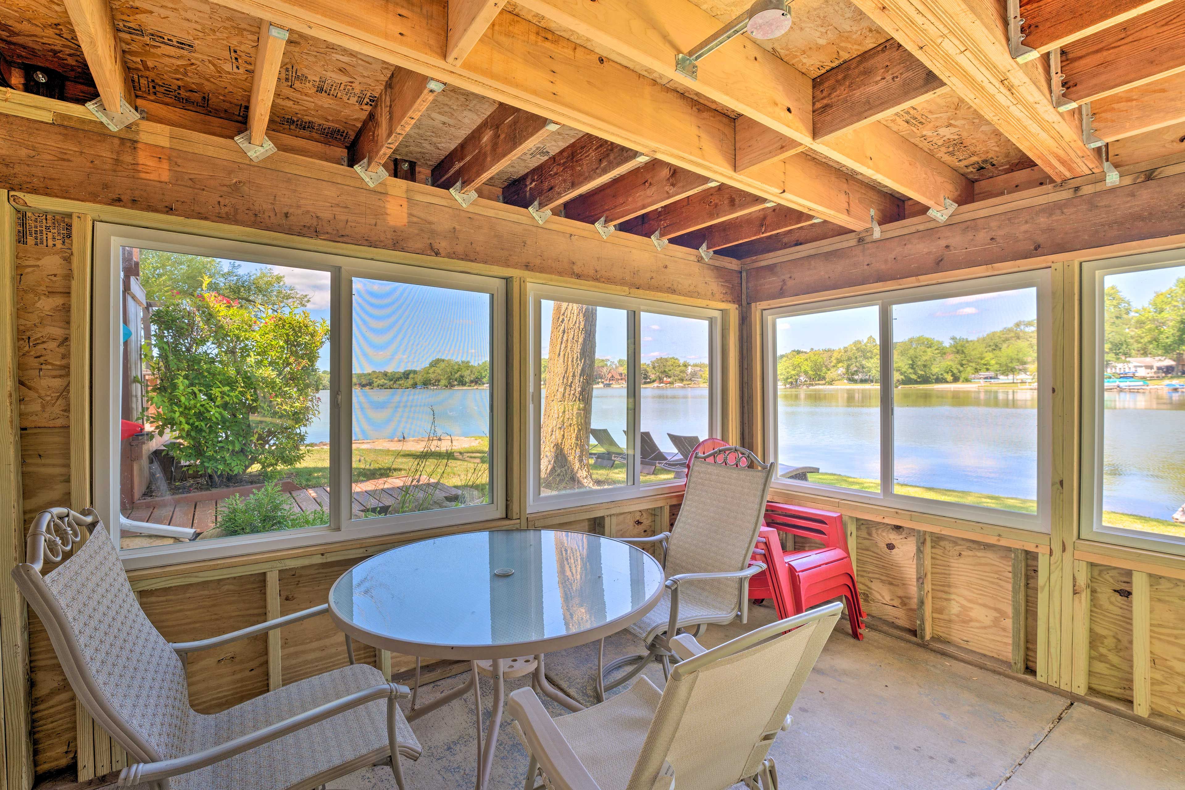 Screened-In Porch | Life Vests Provided