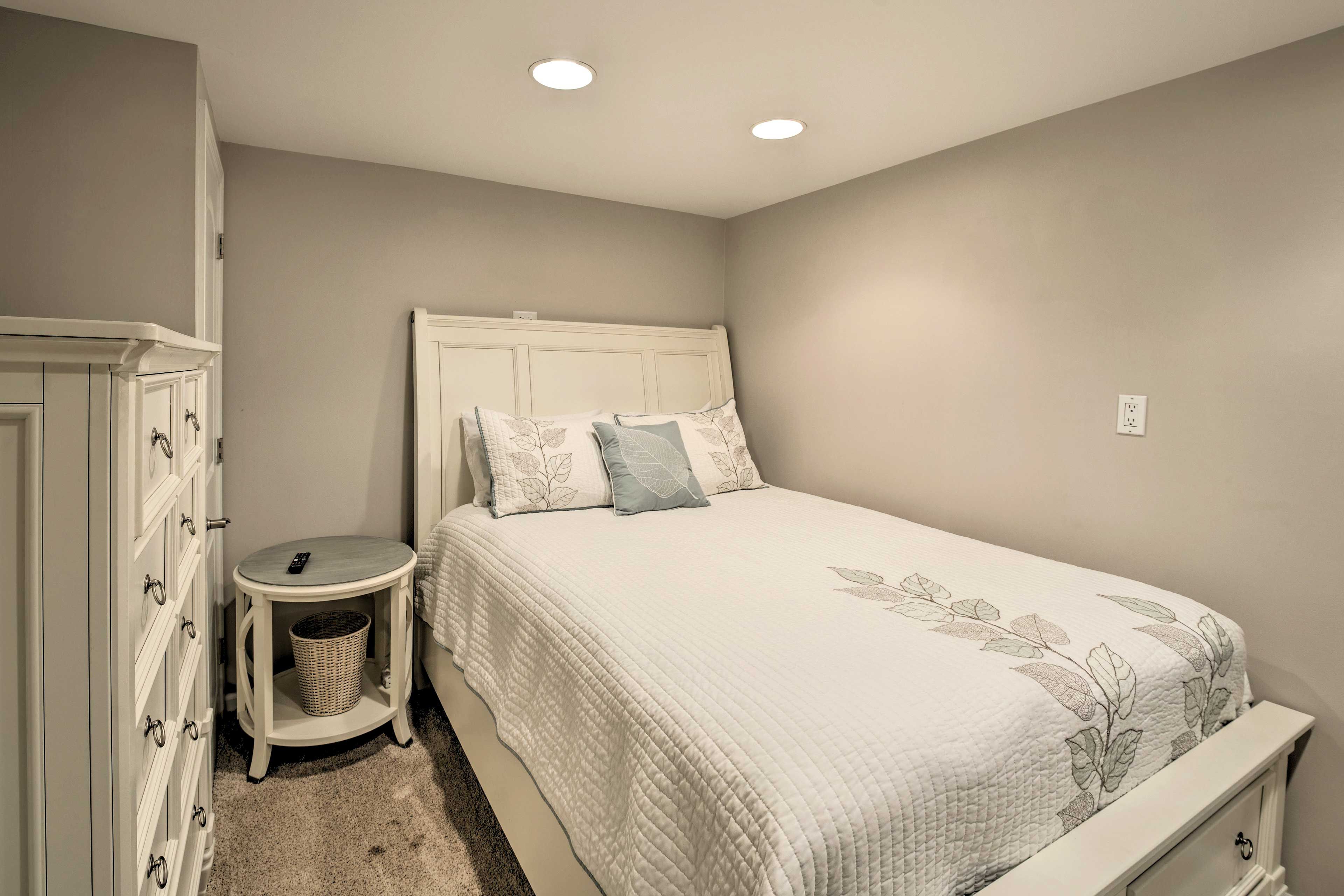 Bedroom 4 | Queen Bed | Lower Level | Smart TV