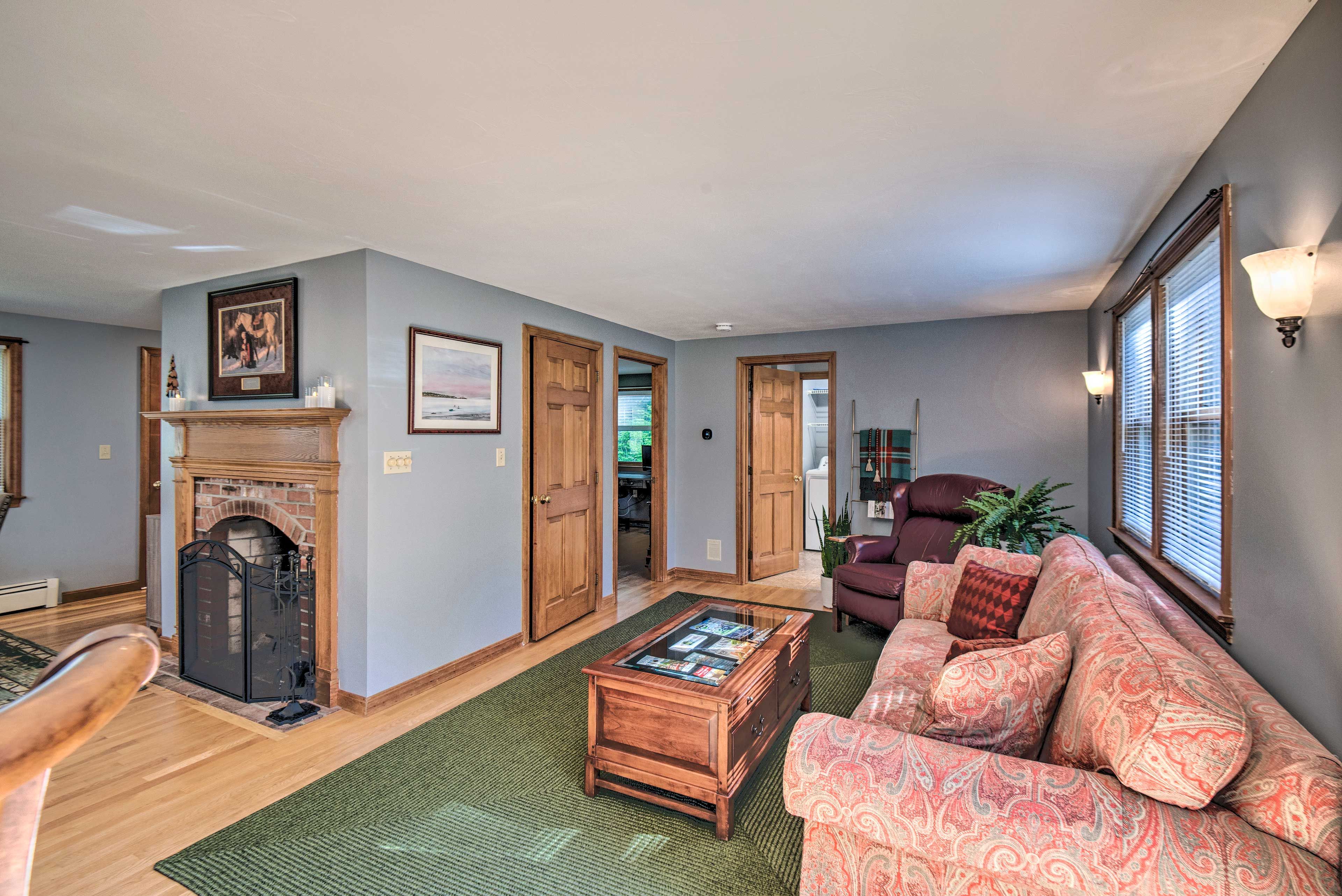 Living Area | Smart TV | Board Games | Fireplace Unavailable