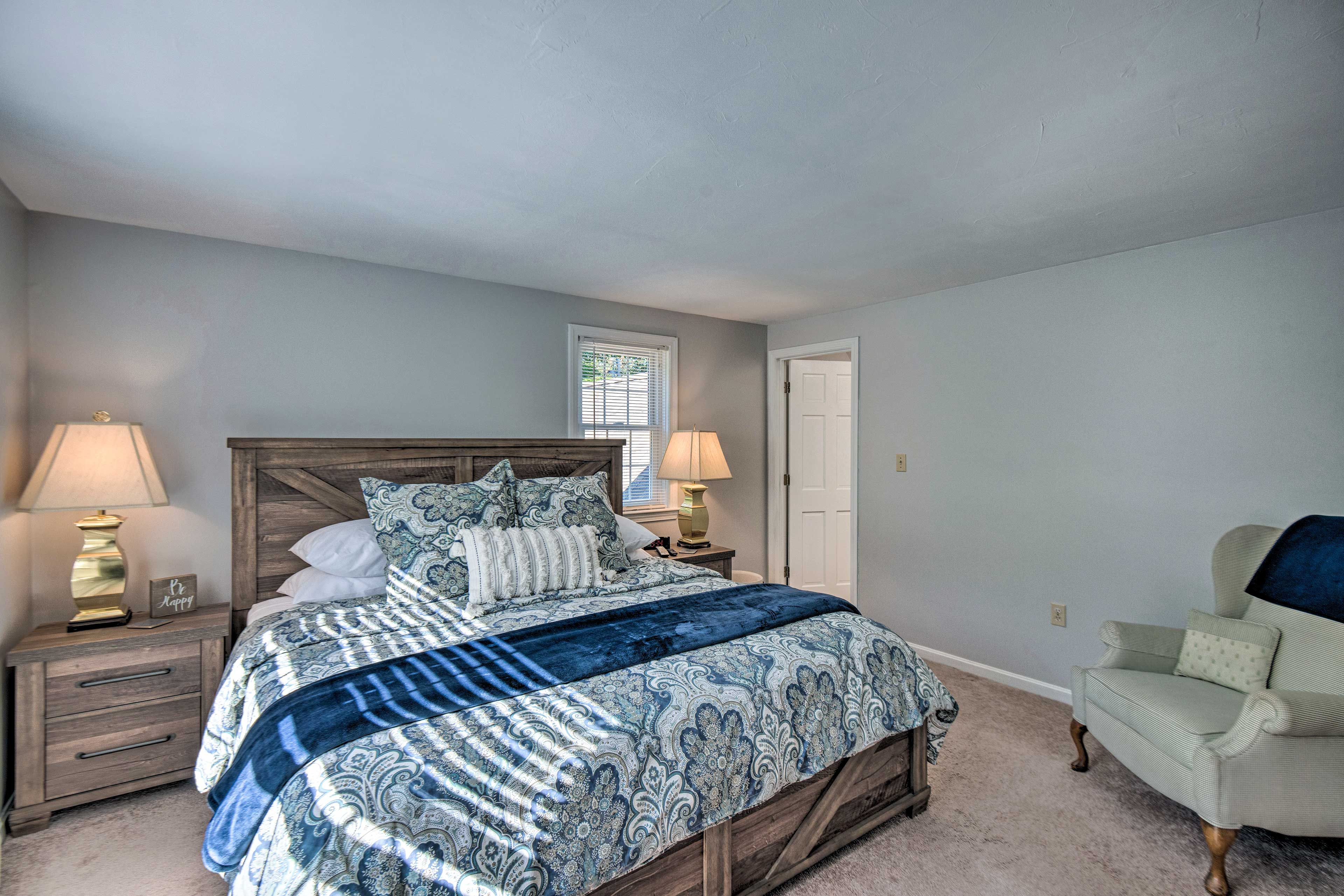 Bedroom 1 | King Bed | Smart TV w/ Cable | 2nd Floor