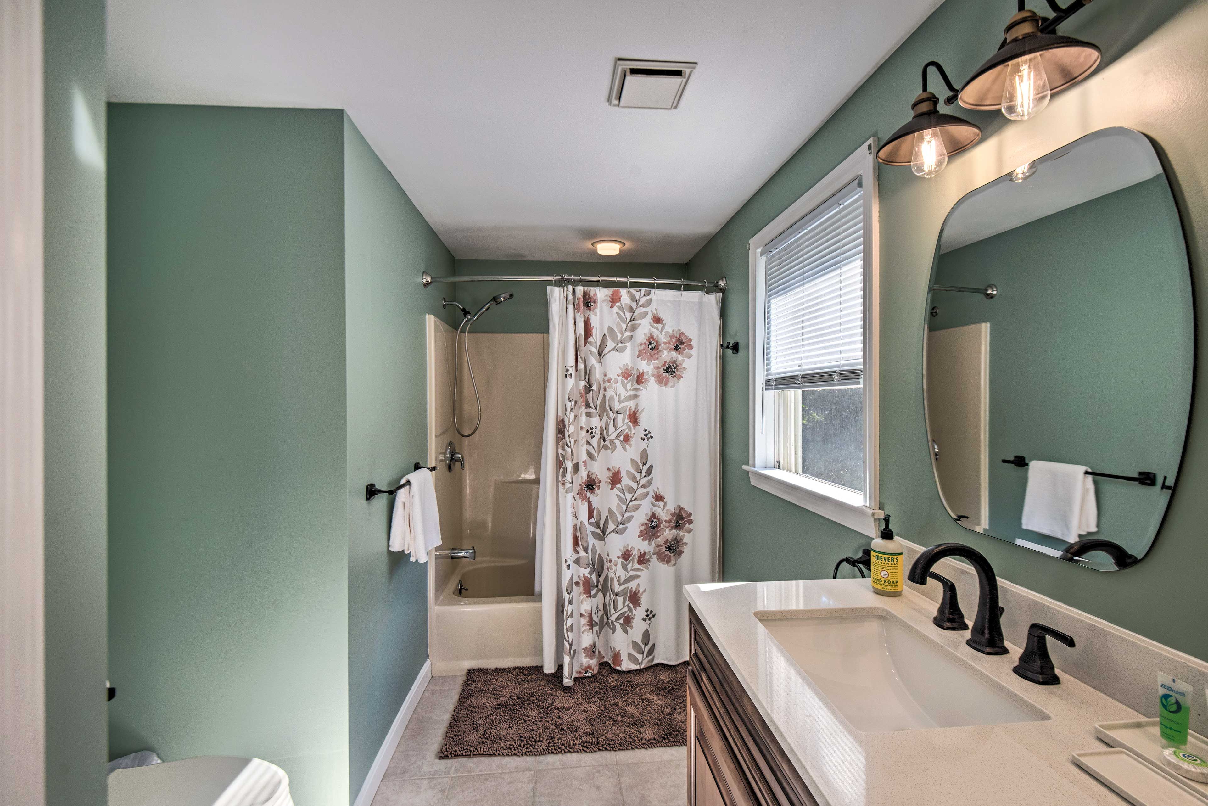 Full Bathroom | Complimentary Toiletries | 1st Floor