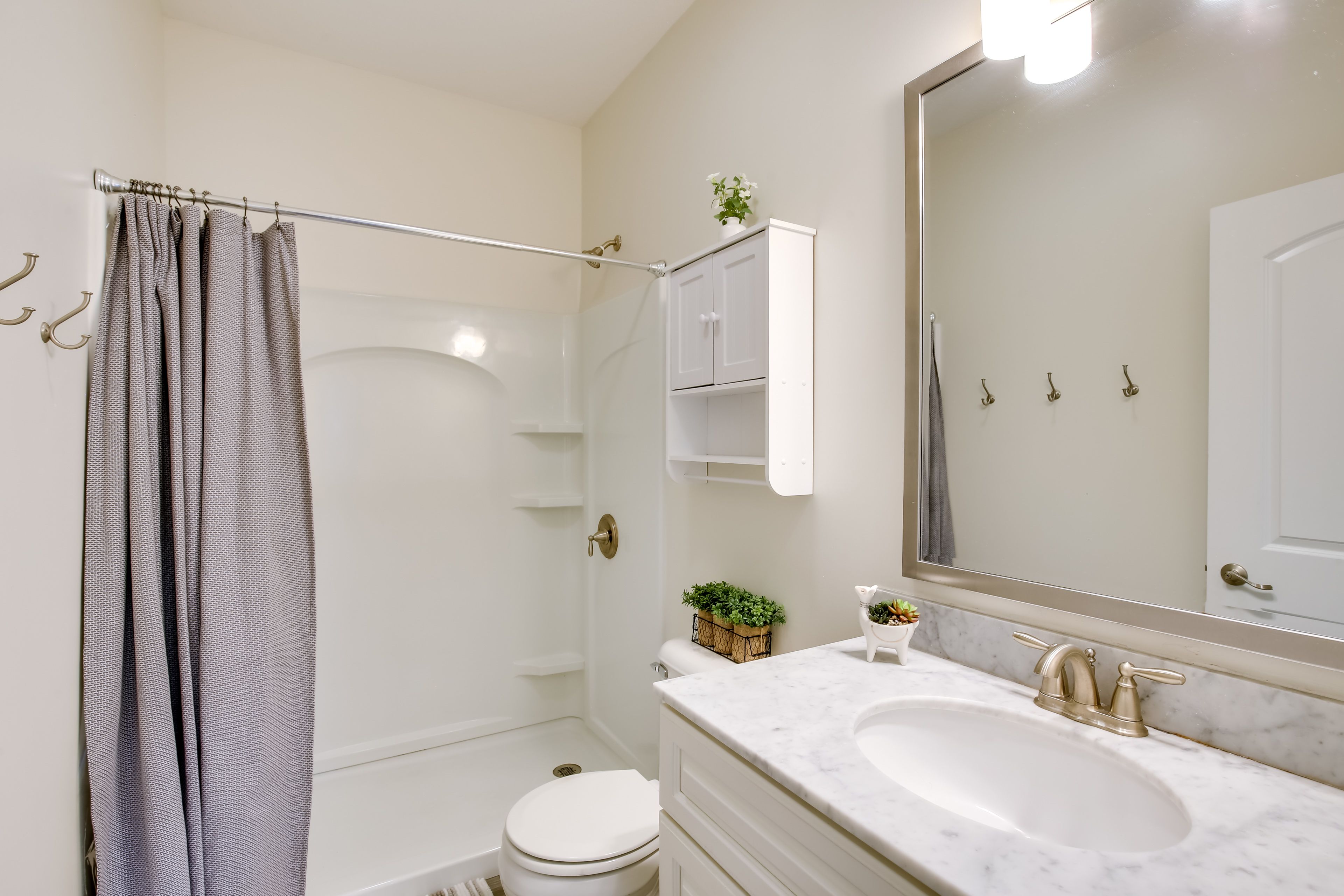 Full Bathroom | Complimentary Toiletries