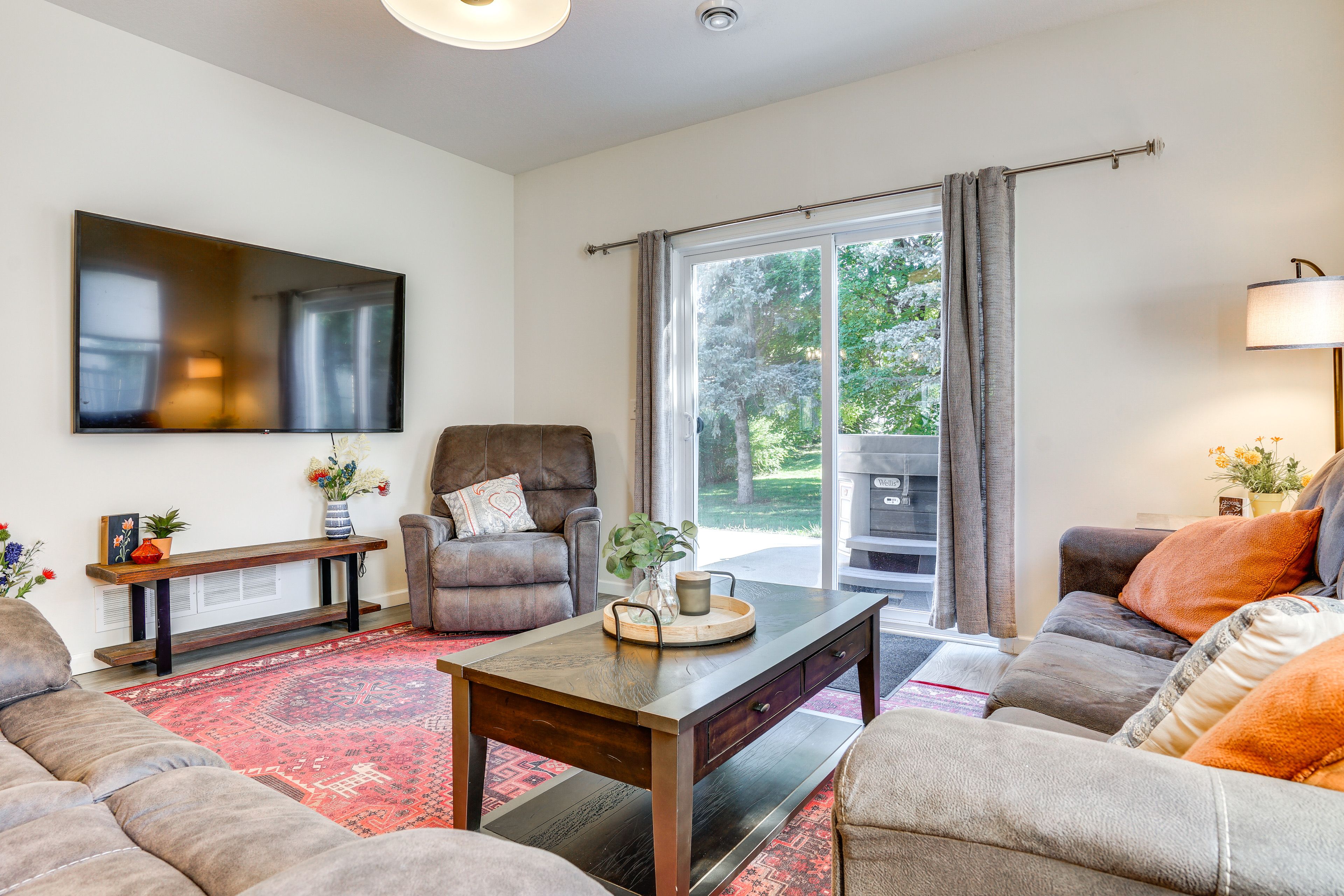Living Room | Queen Sleeper Sofa | Smart TV | Free WiFi