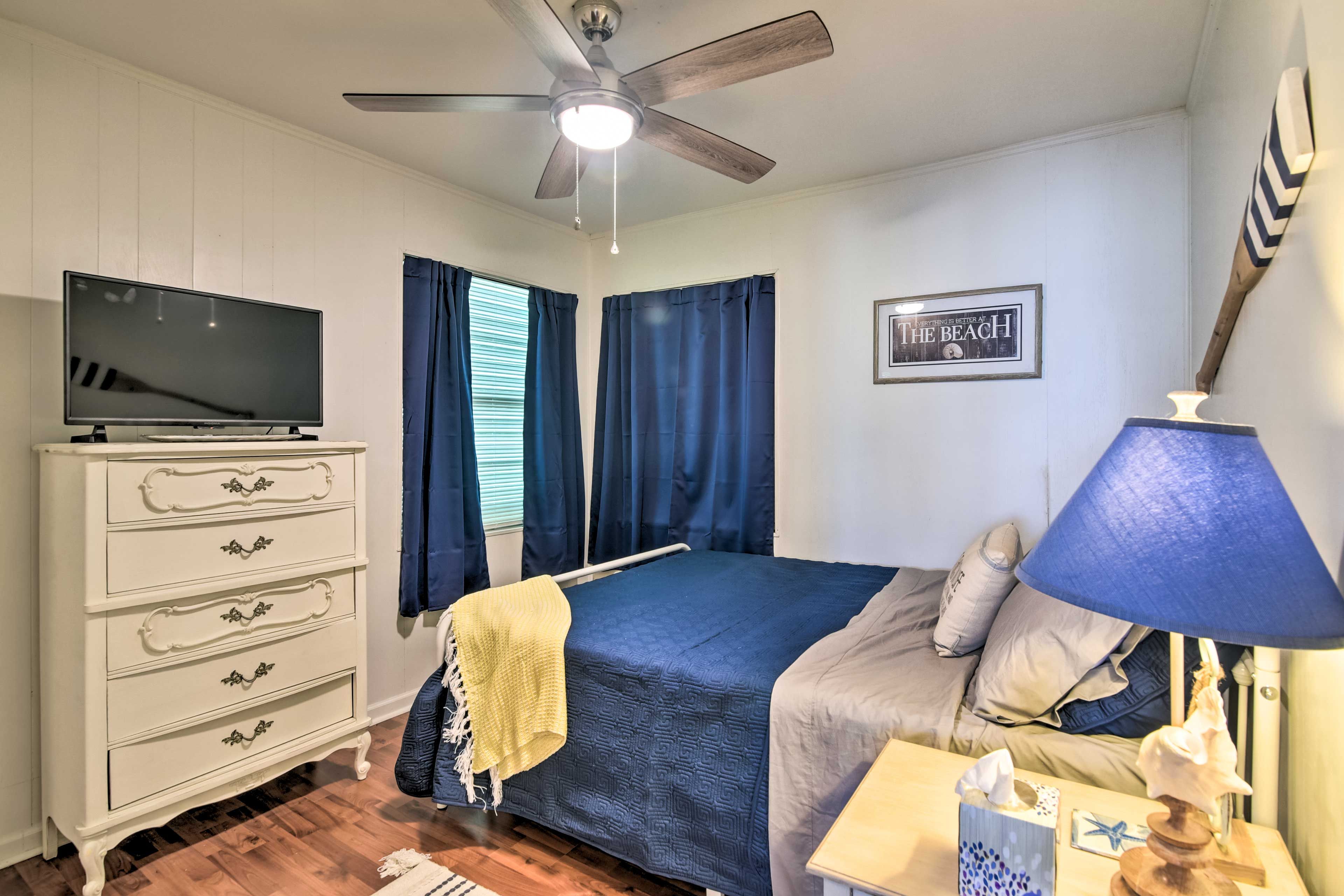Bedroom 1 | Queen Bed | Smart TV