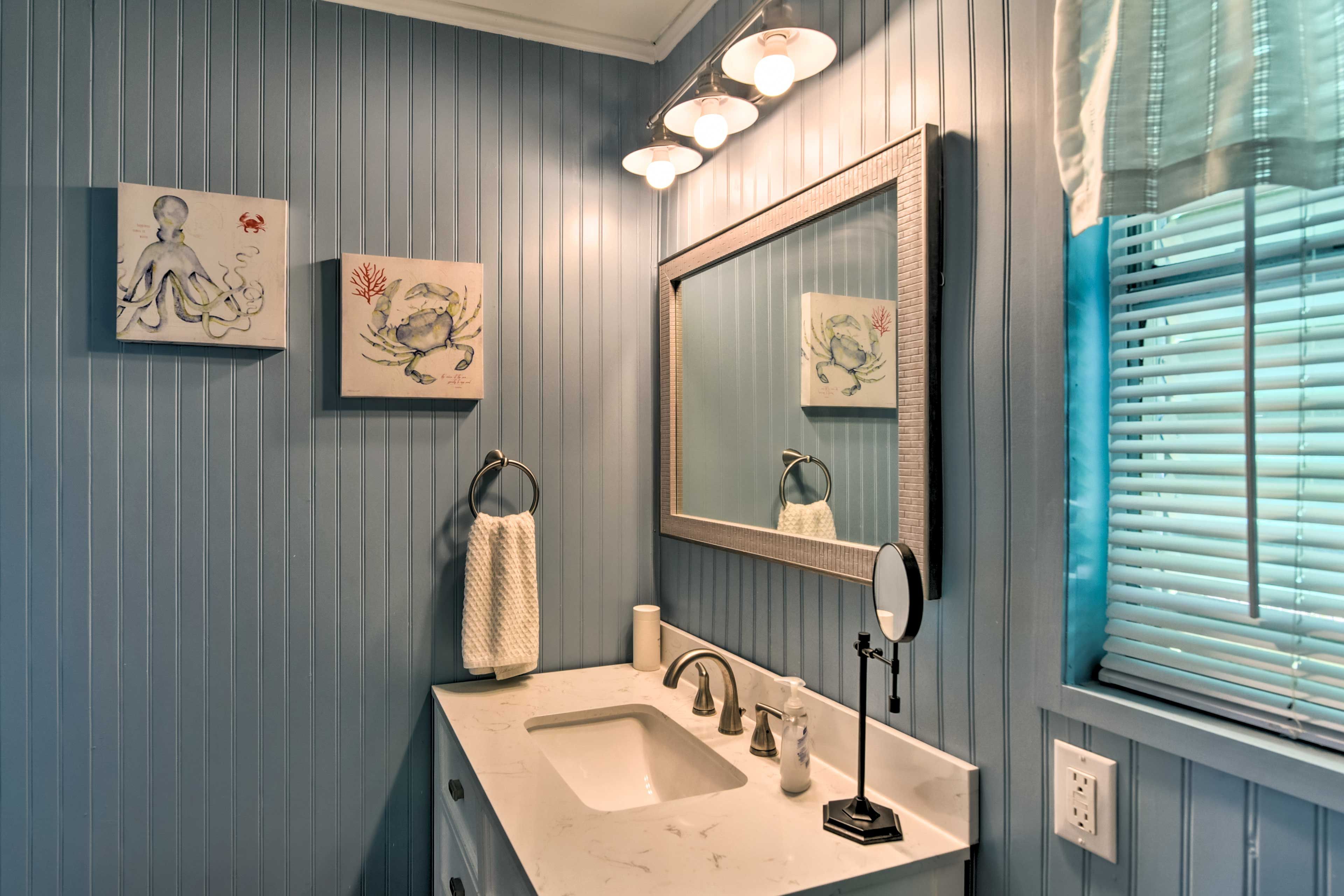 Full Bathroom | Linens & Towels | Hair Dryer | Complimentary Toiletries