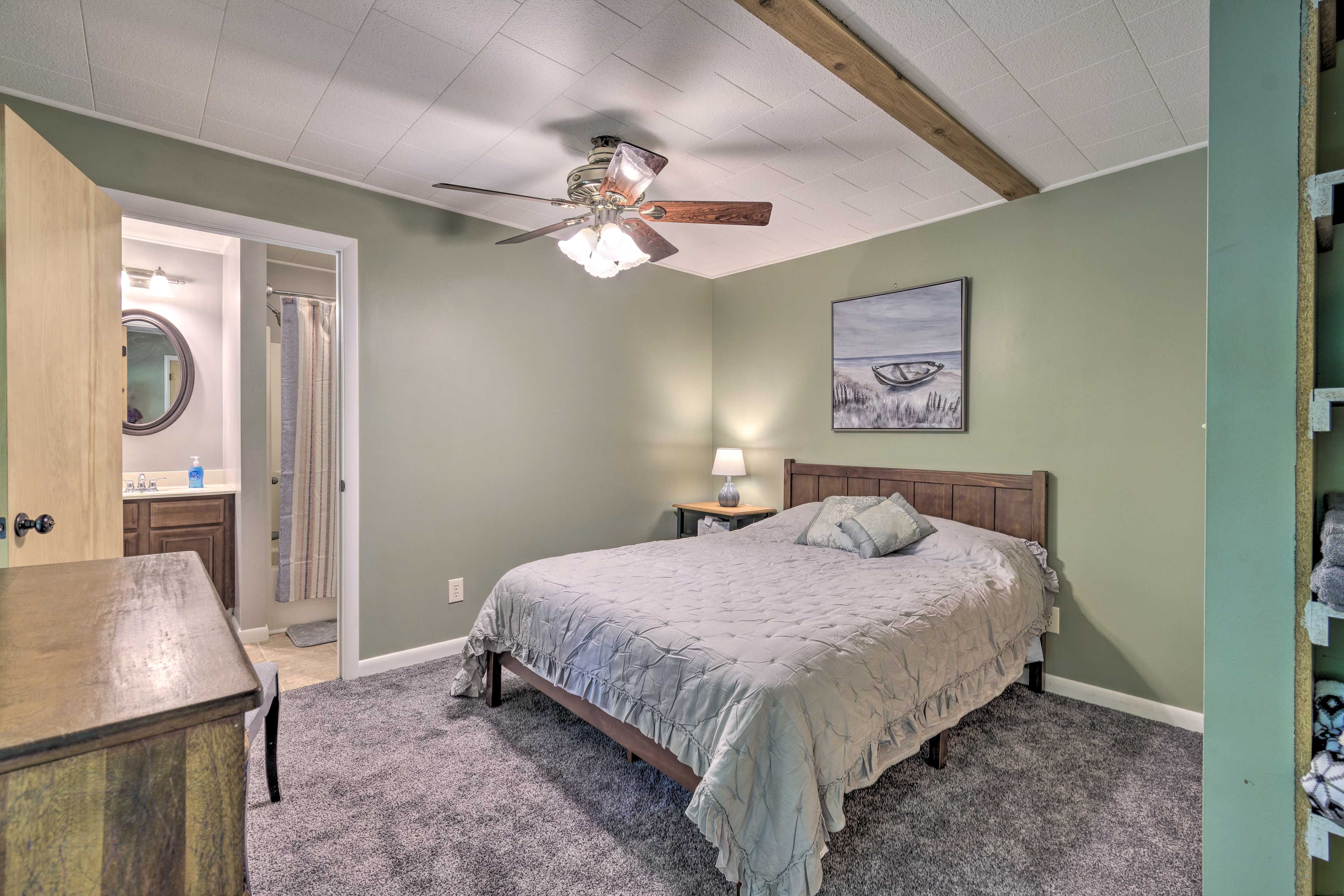 Bedroom 1 | Queen Bed | En-Suite Bathroom