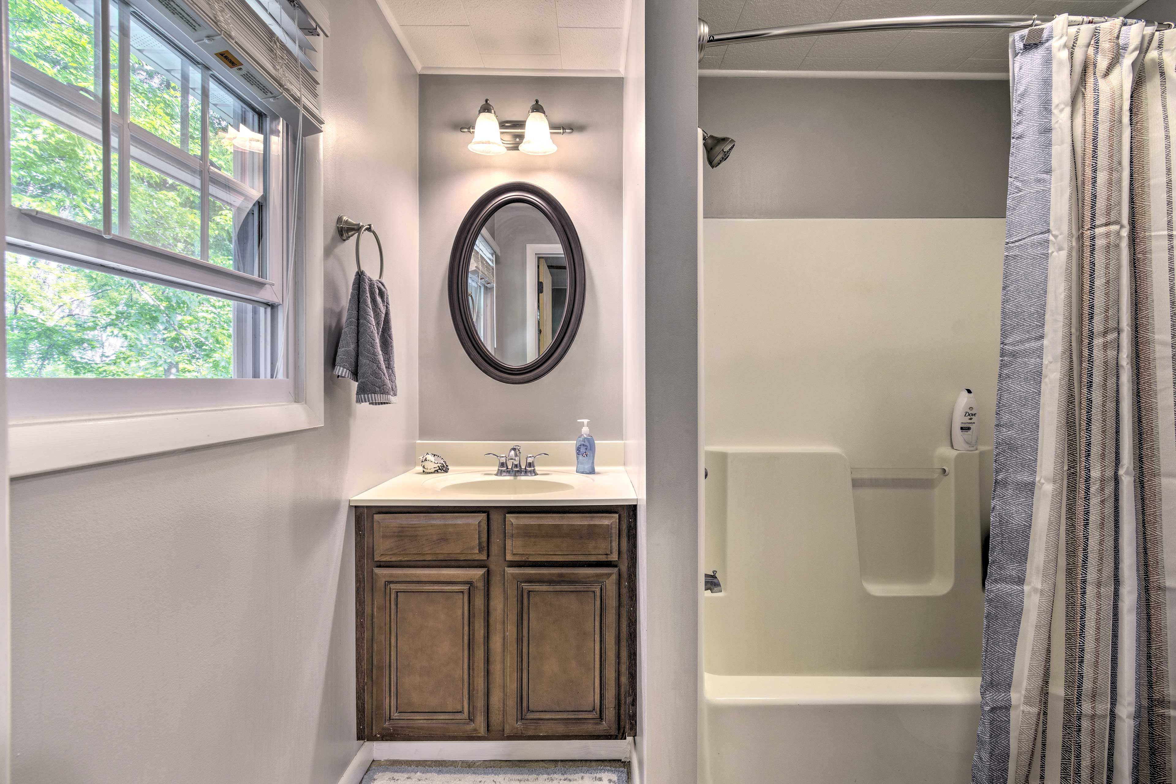 En-Suite Bathroom | Linens & Towels | Complimentary Toiletries | Hair Dryer
