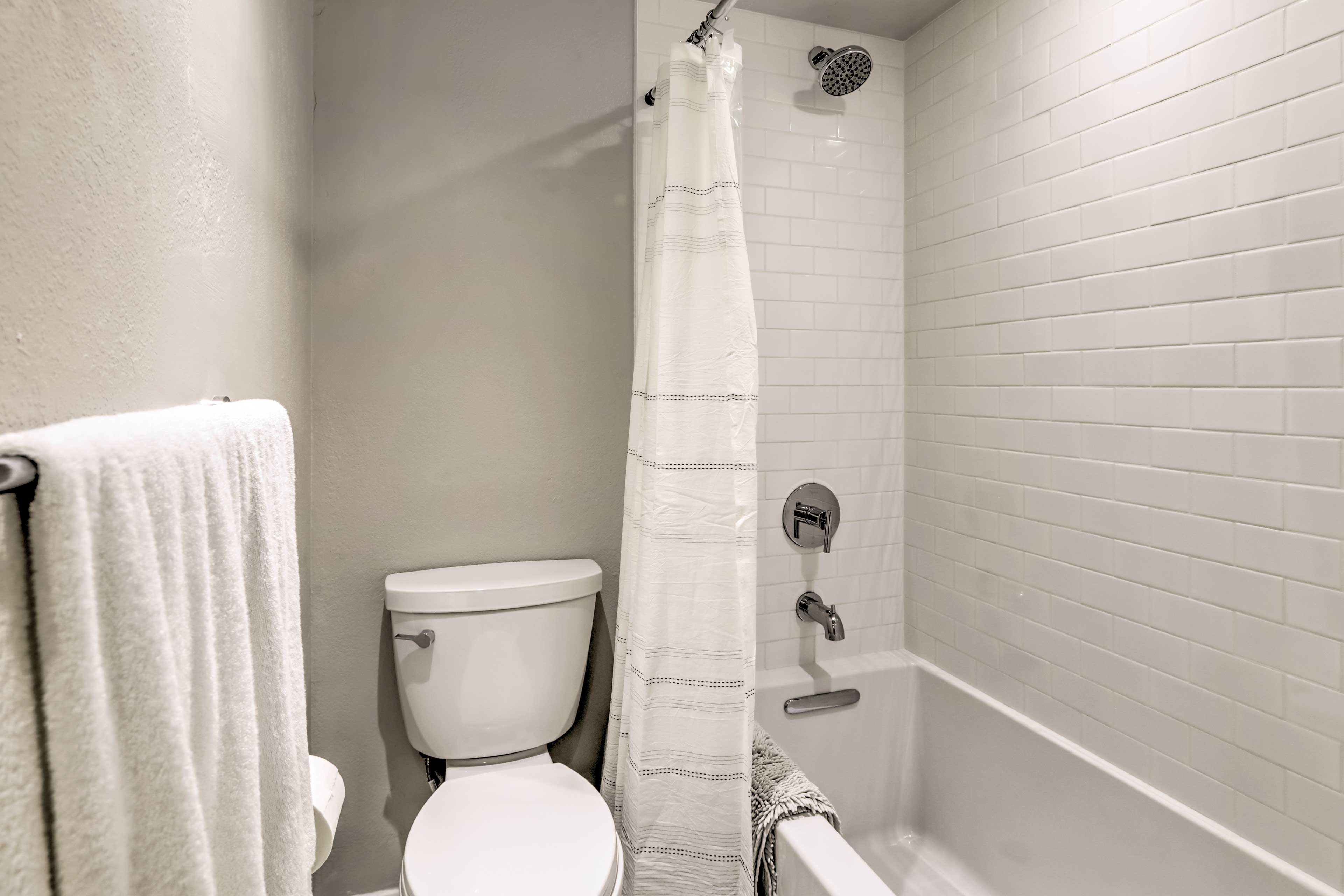 Full Bathroom | Towels Provided