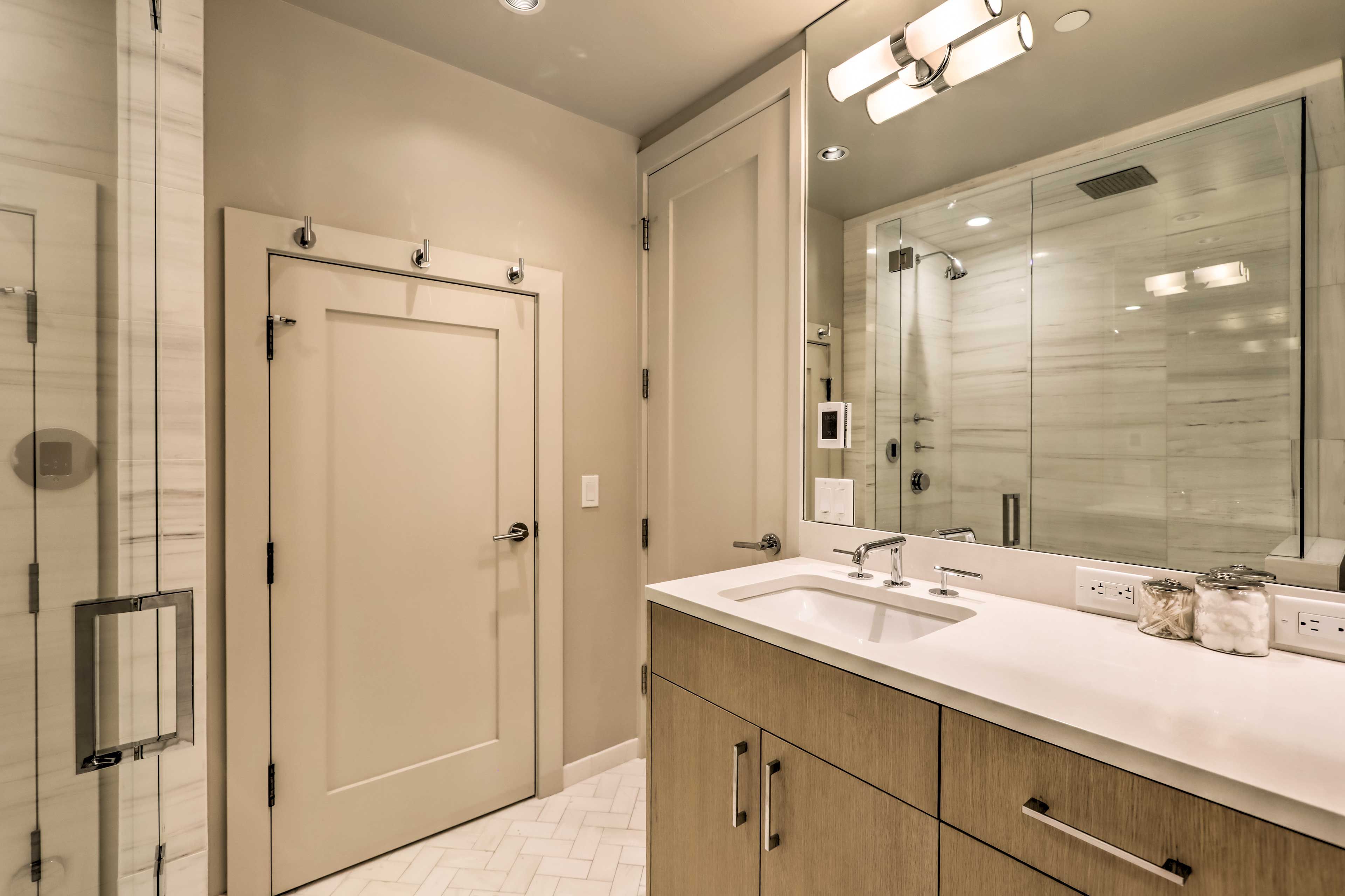 Full Bathroom | Complimentary Toiletries