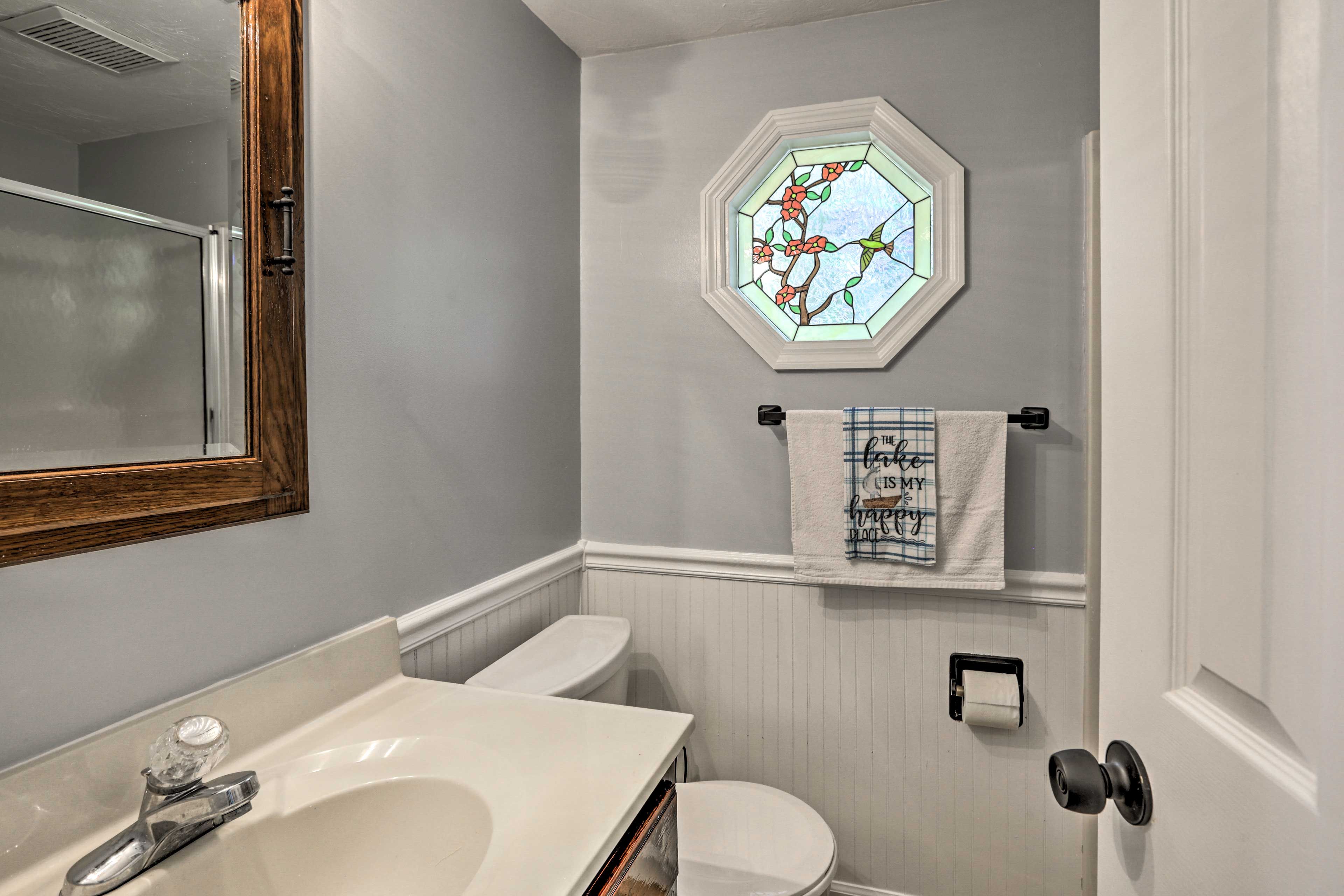 Full Bathroom | 1st Floor | Towels Provided