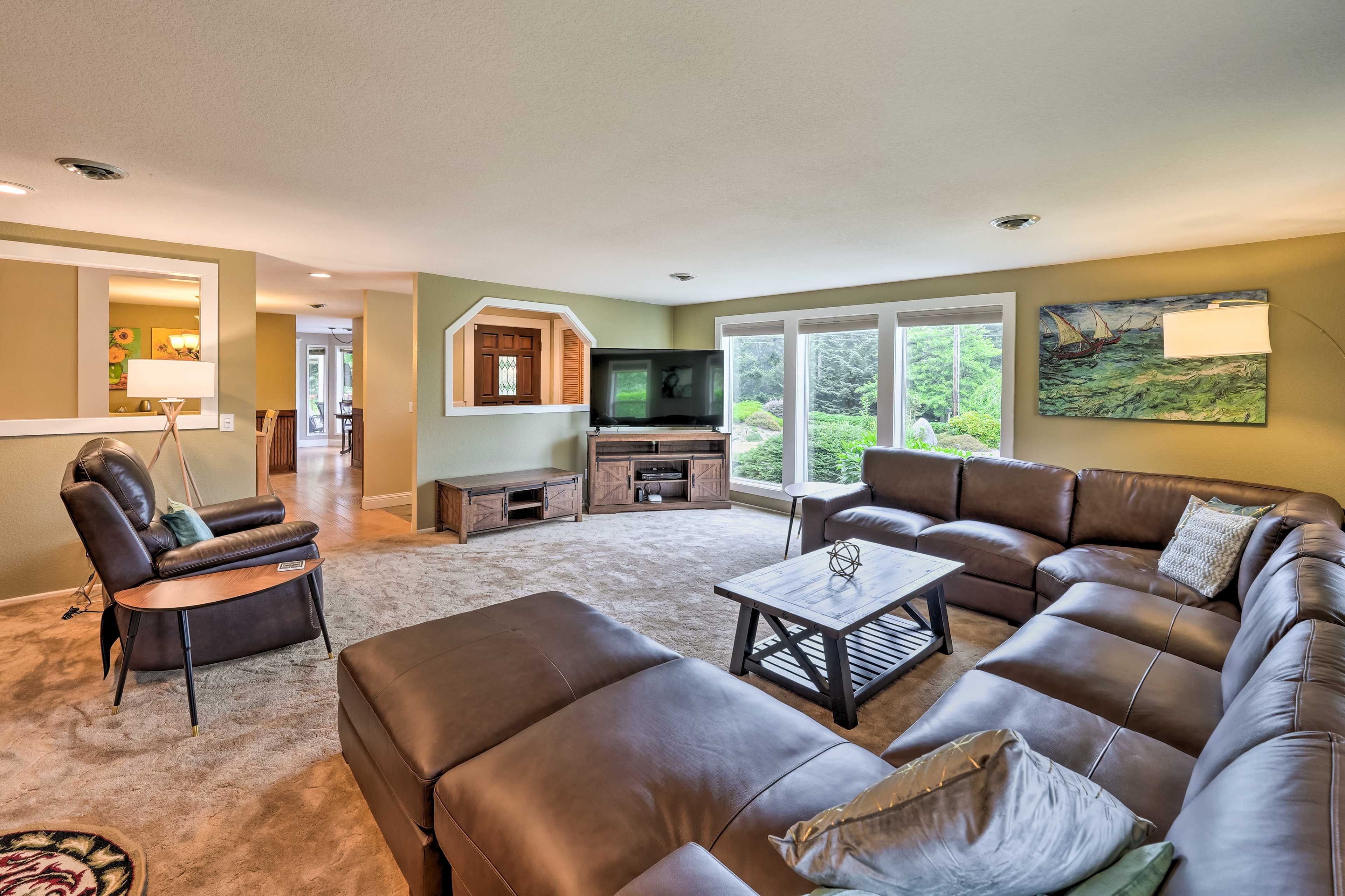 Living Room | Free WiFi | Central A/C | Smart TV