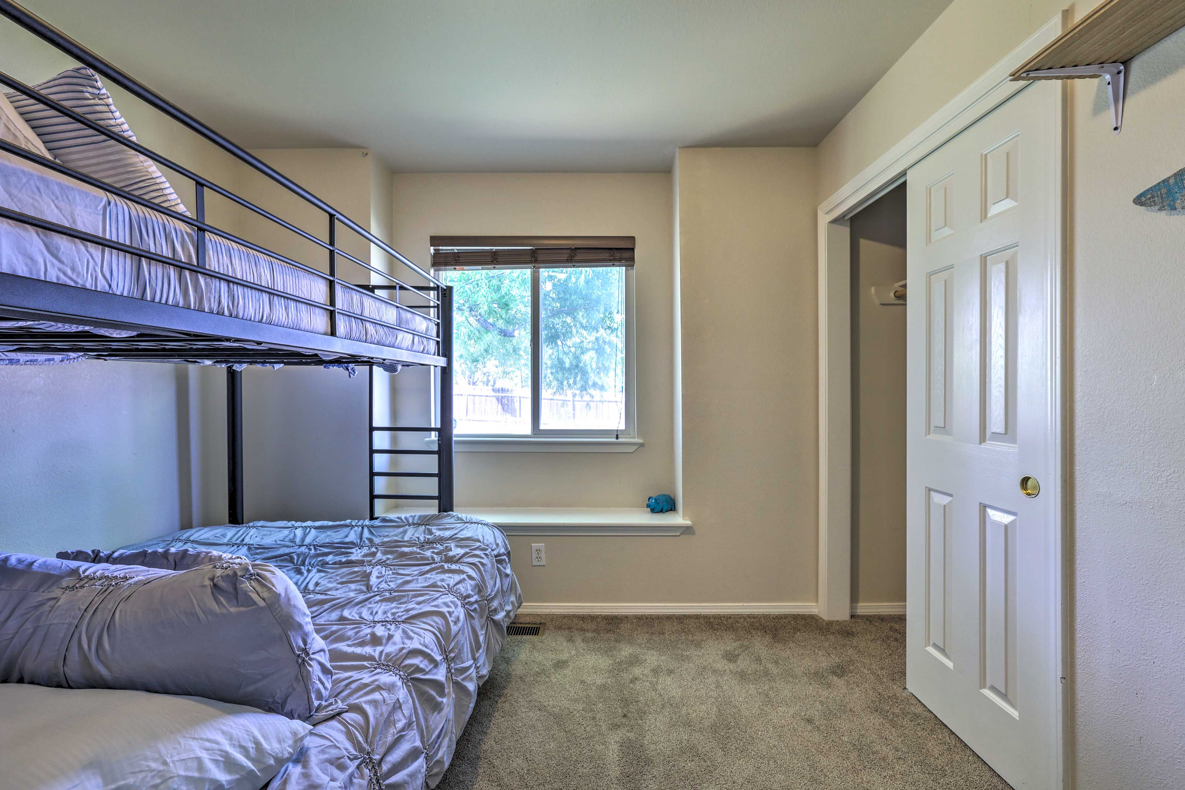 Bedroom 3 | Twin/Full Bunk Bed