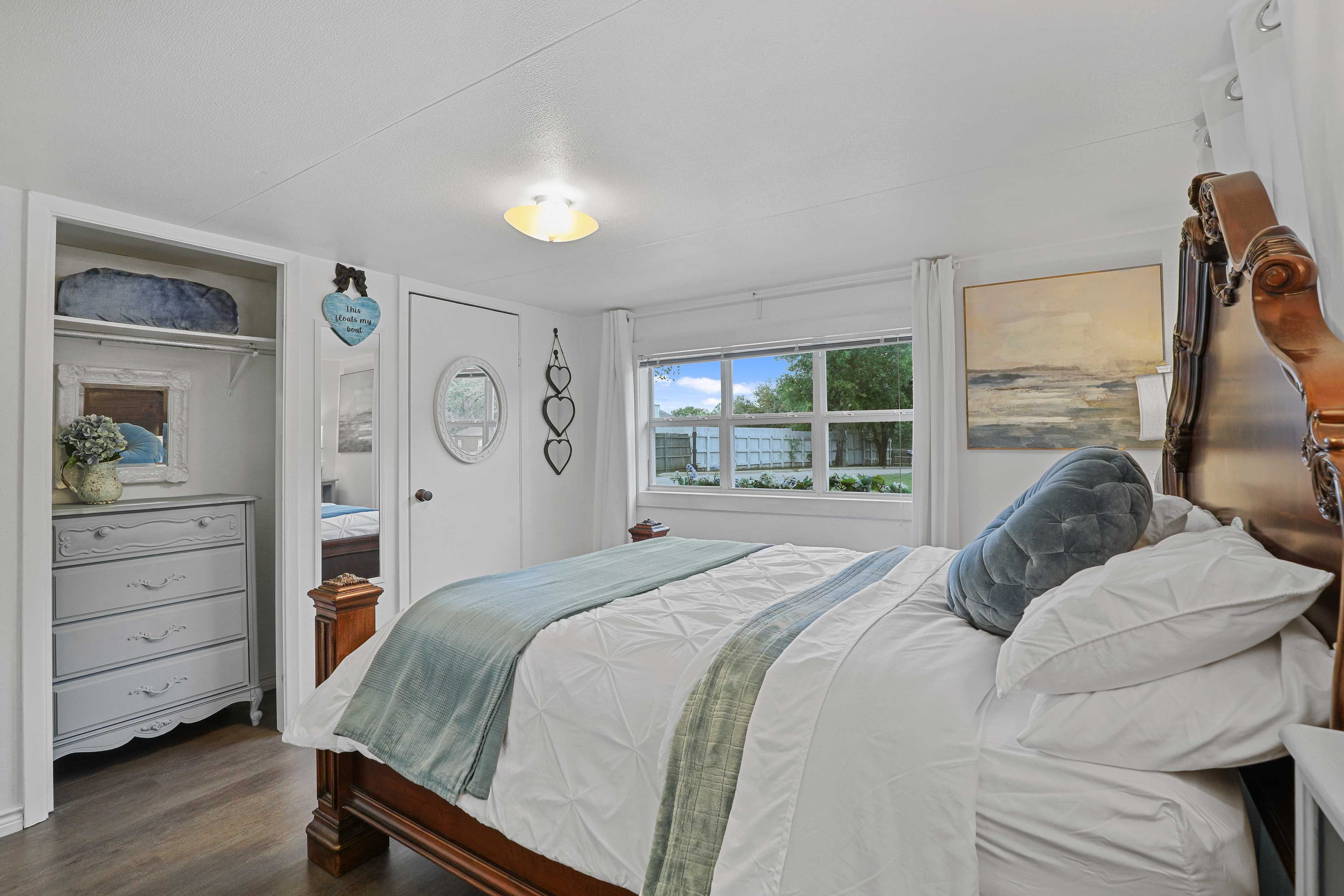 Bedroom 1 | Queen Bed