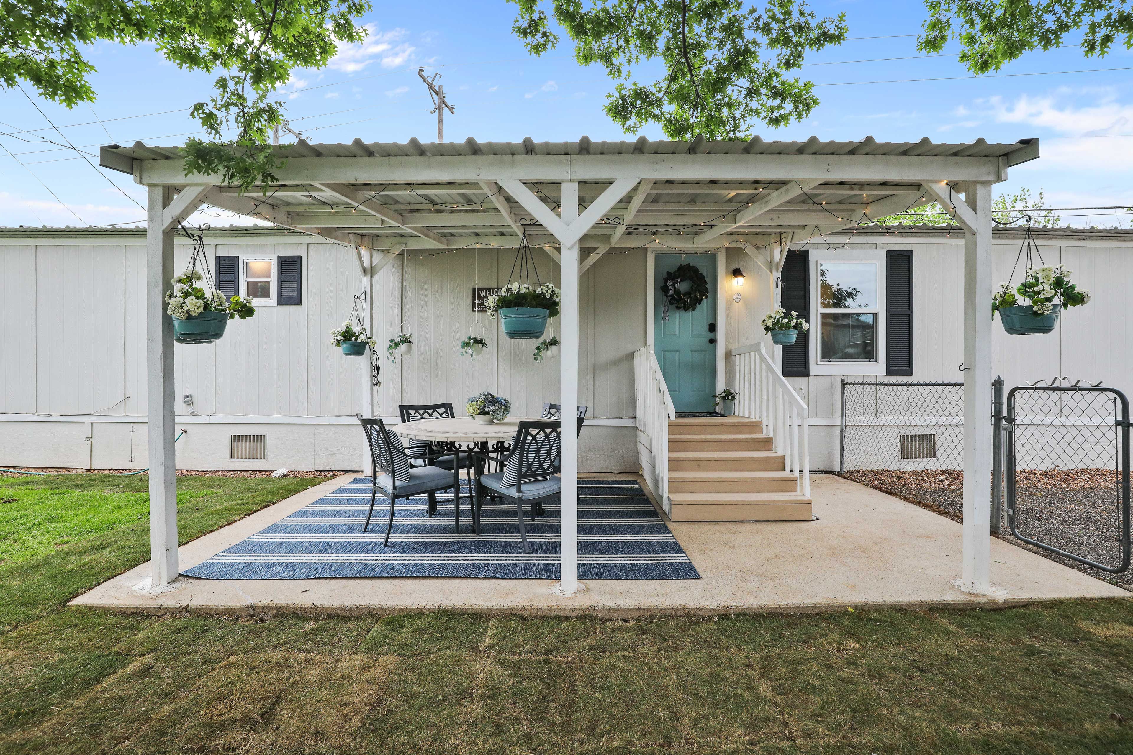 Lake Dallas Vacation Rental | 2BR | 2BA | 850 Sq Ft | 5 Stairs to Enter