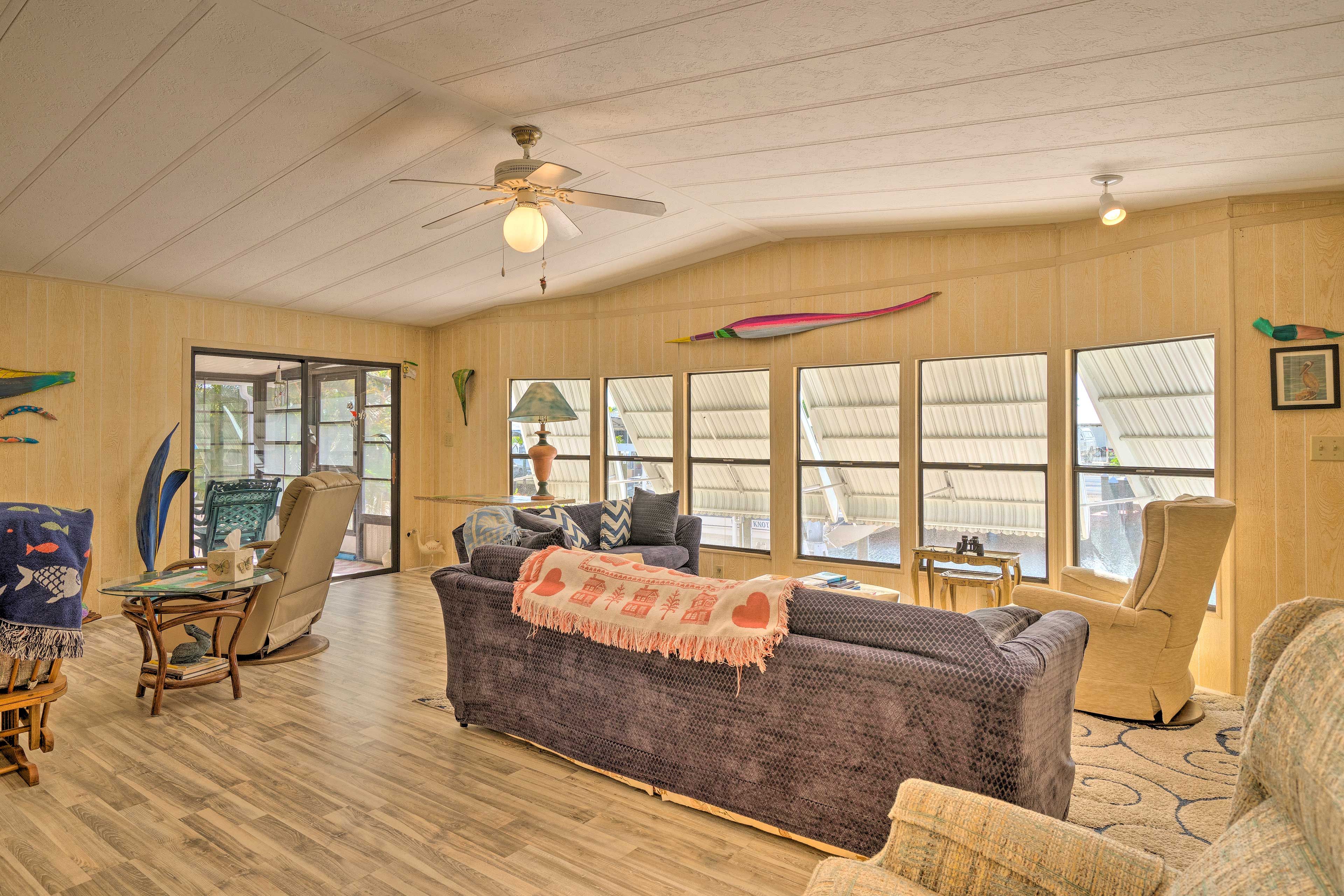 Living Room | Smart TV | Central Heating & A/C
