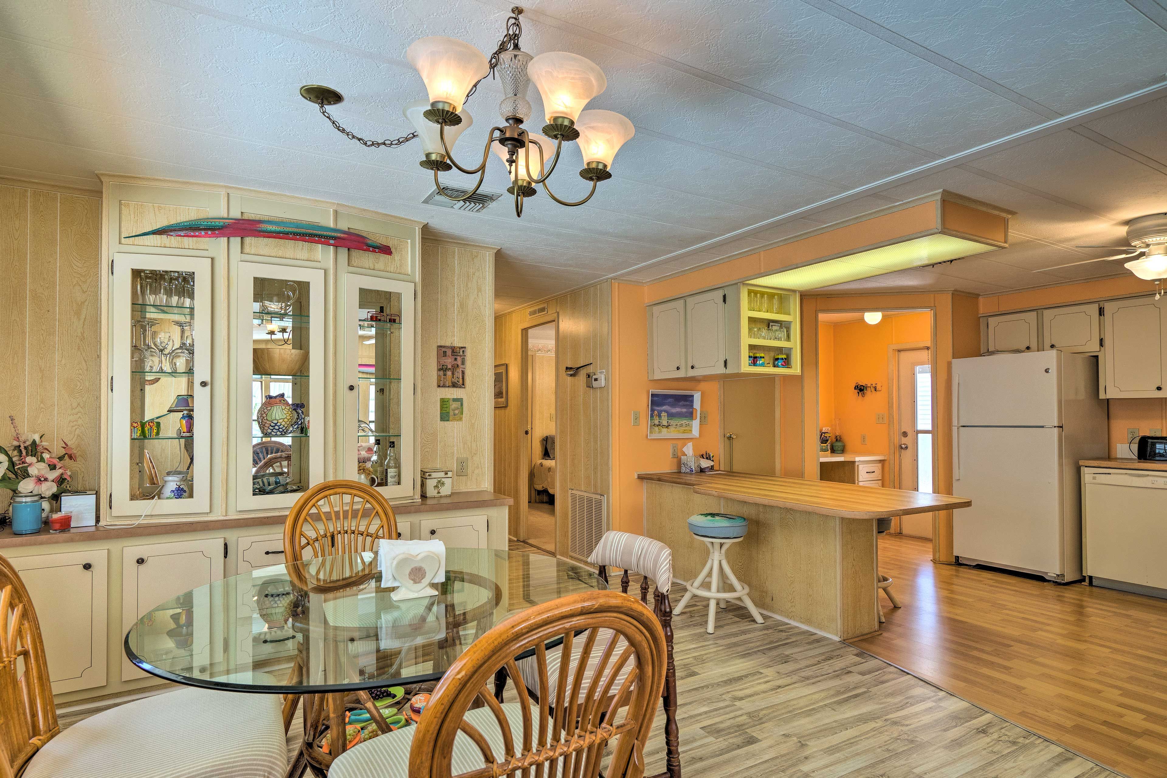 Dining Area | Full Kitchen | Free WiFi