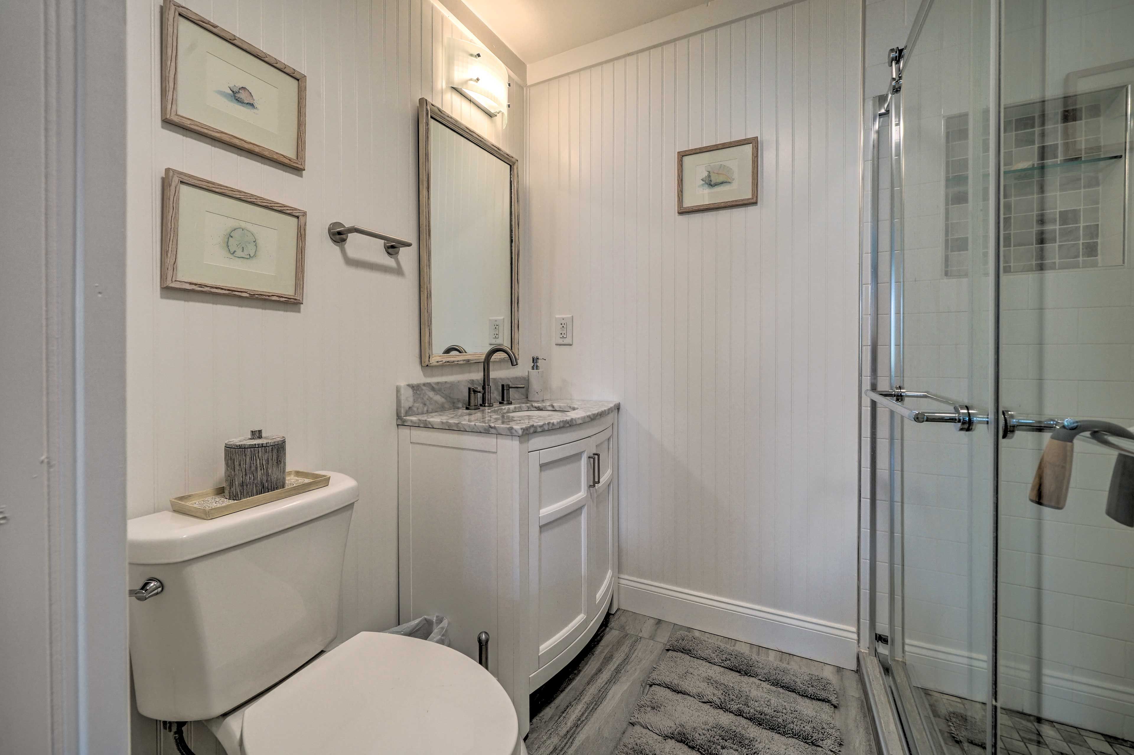 Full Bathroom | Complimentary Toiletries | Towels Provided