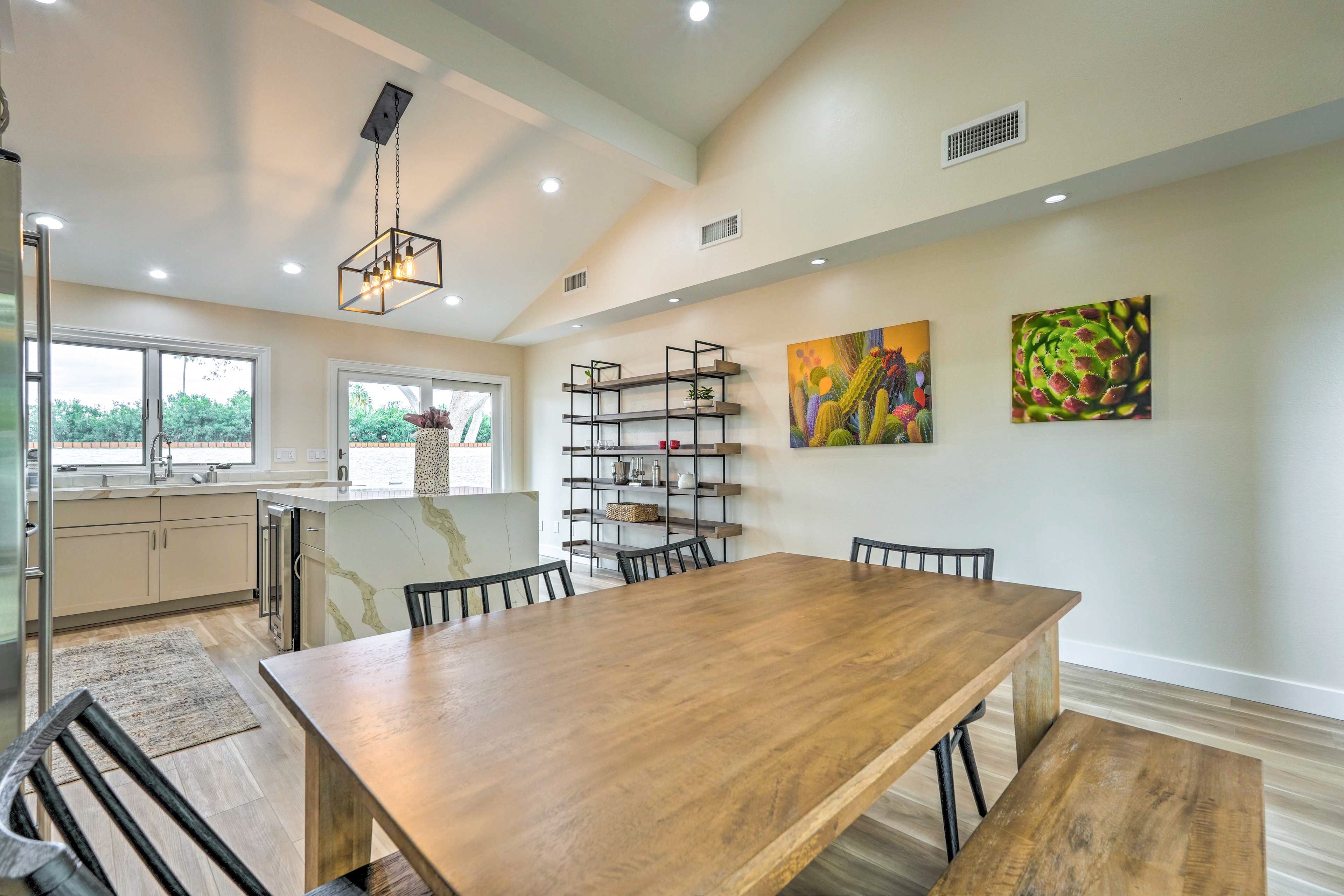 Dining Area | Dishware & Flatware Provided