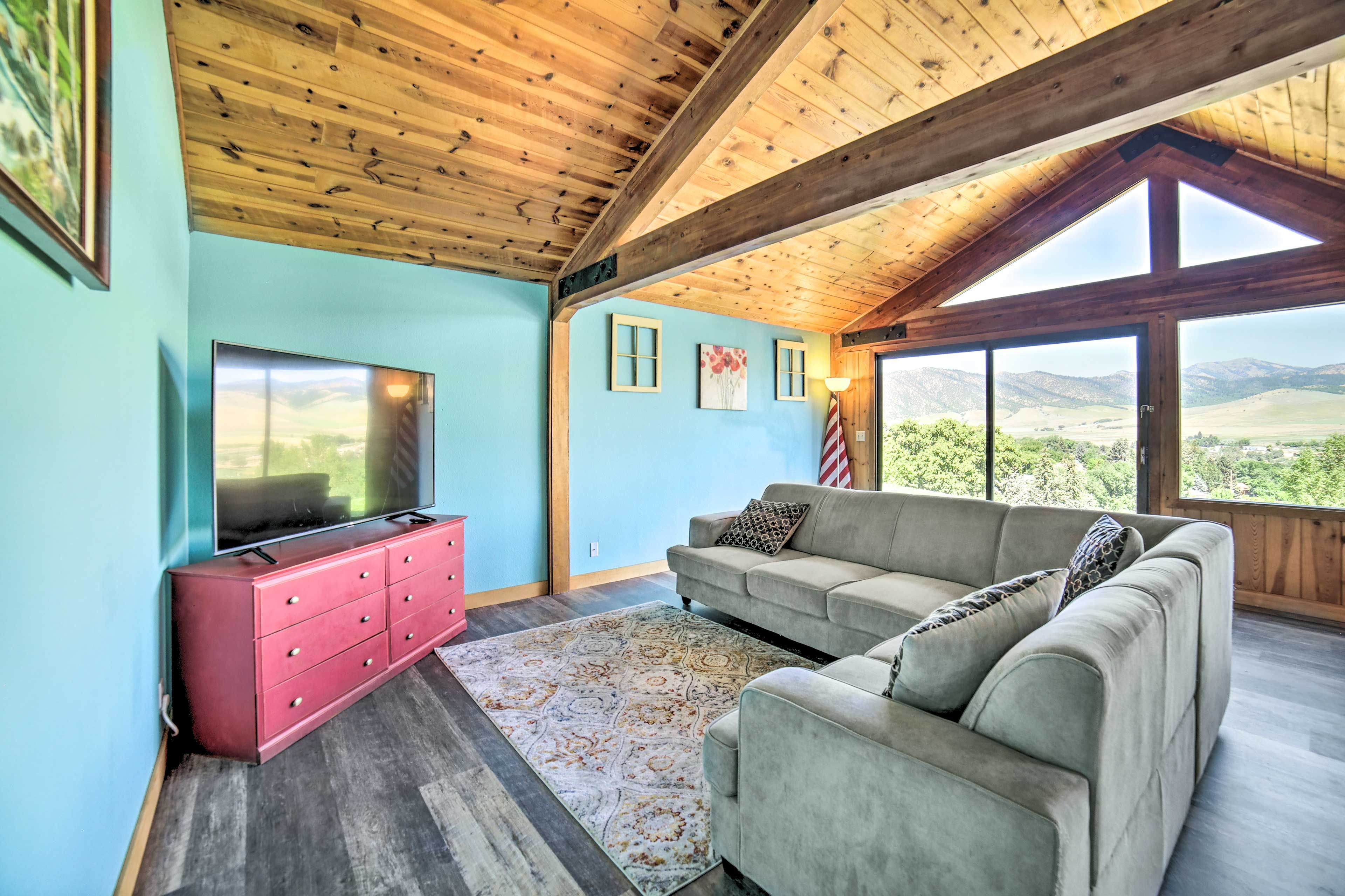 Living Room | Sleeper Sofa | Free WiFi | Central A/C | Smart TV