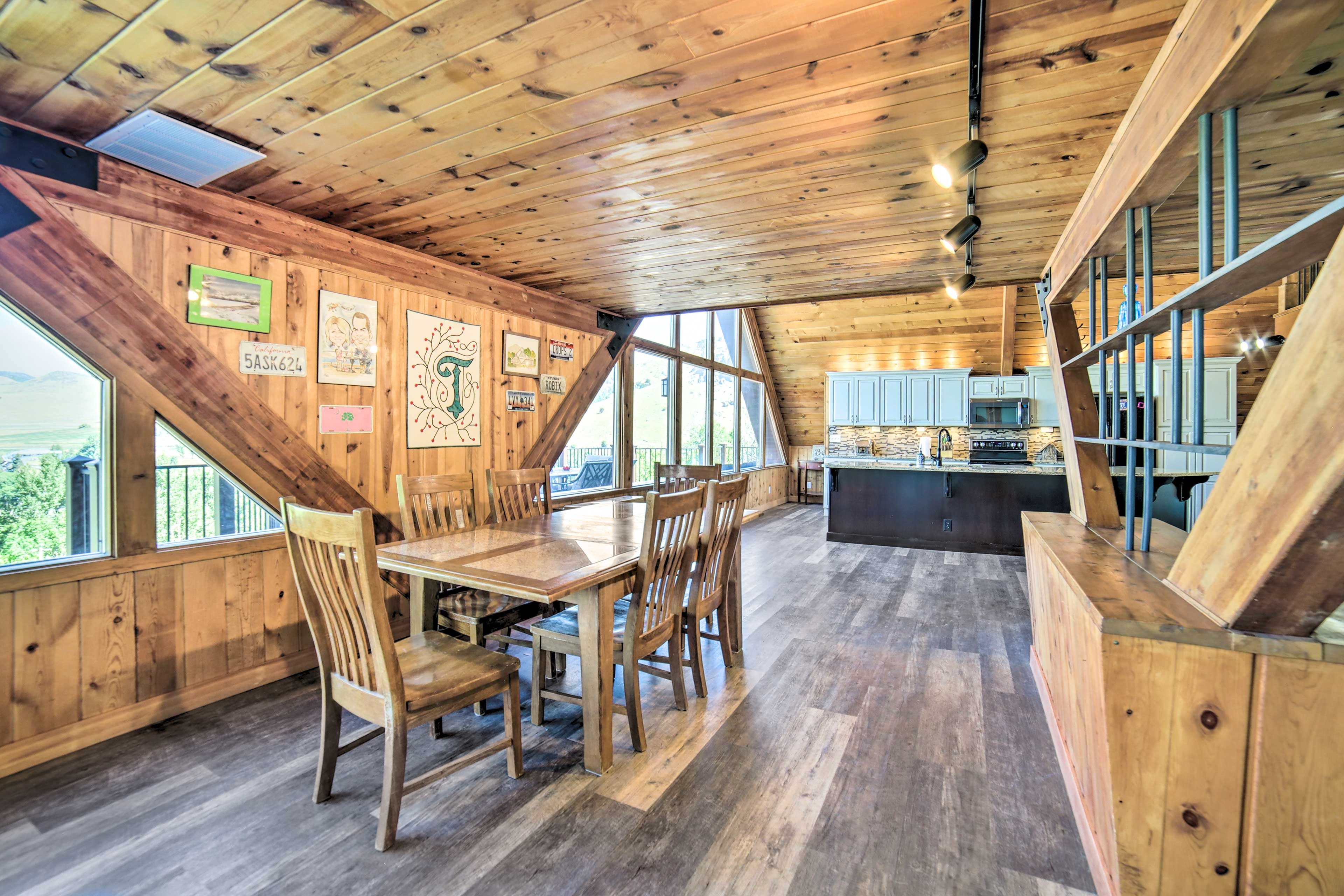 Dining Area | Dishware/Flatware Provided