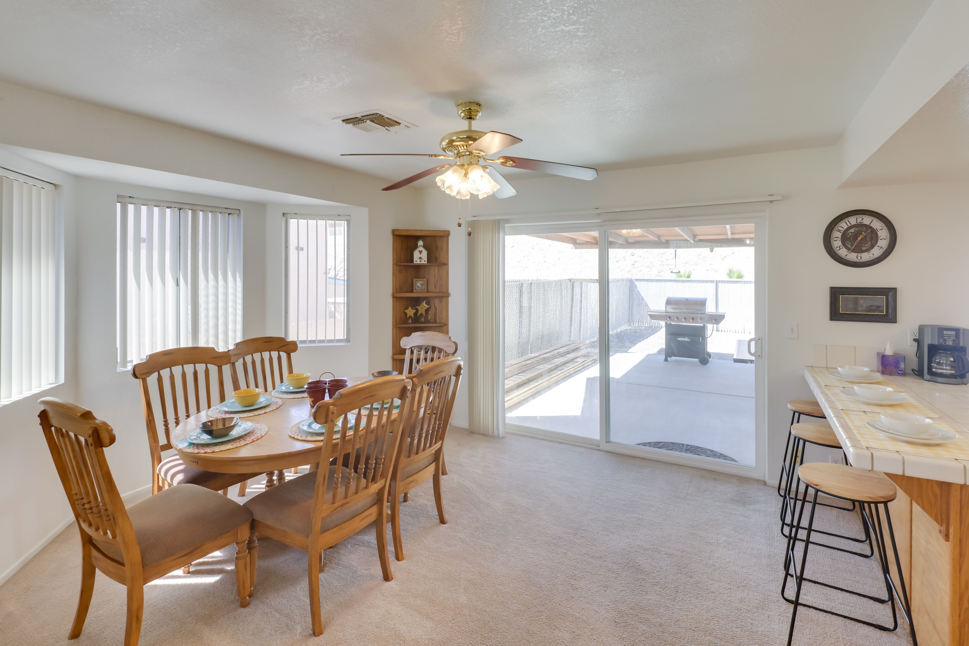 Dining Area & Breakfast Bar