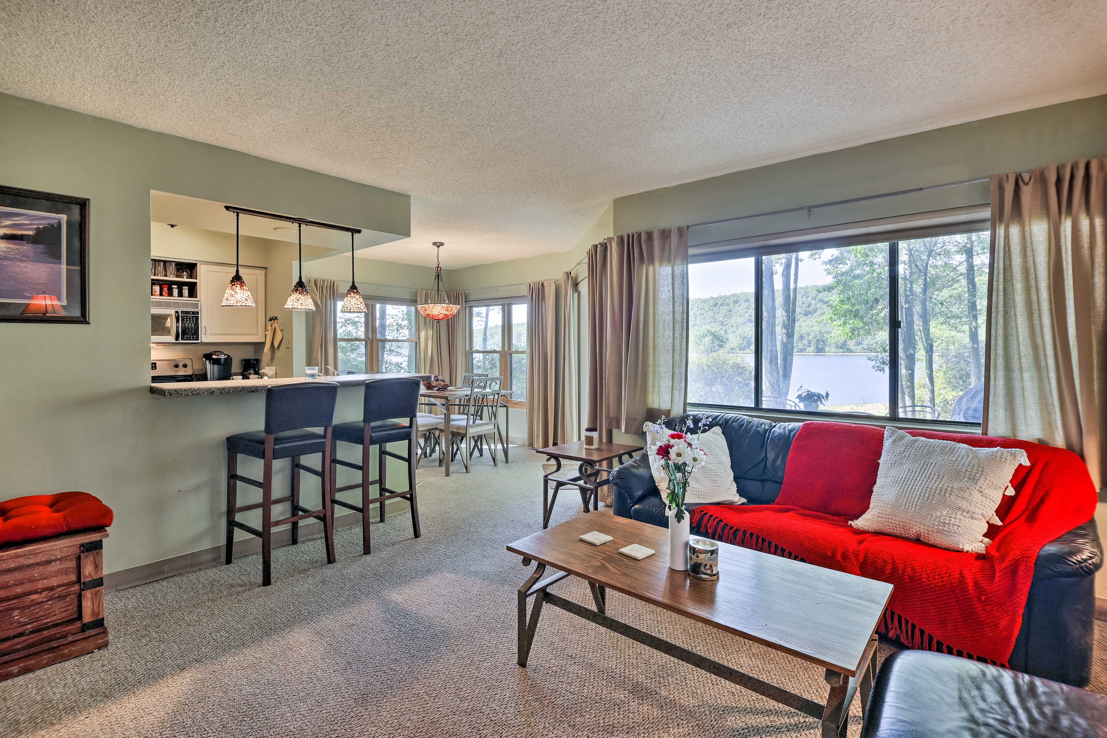 Living Room | Flat-Screen TV w/ Cable | Free WiFi