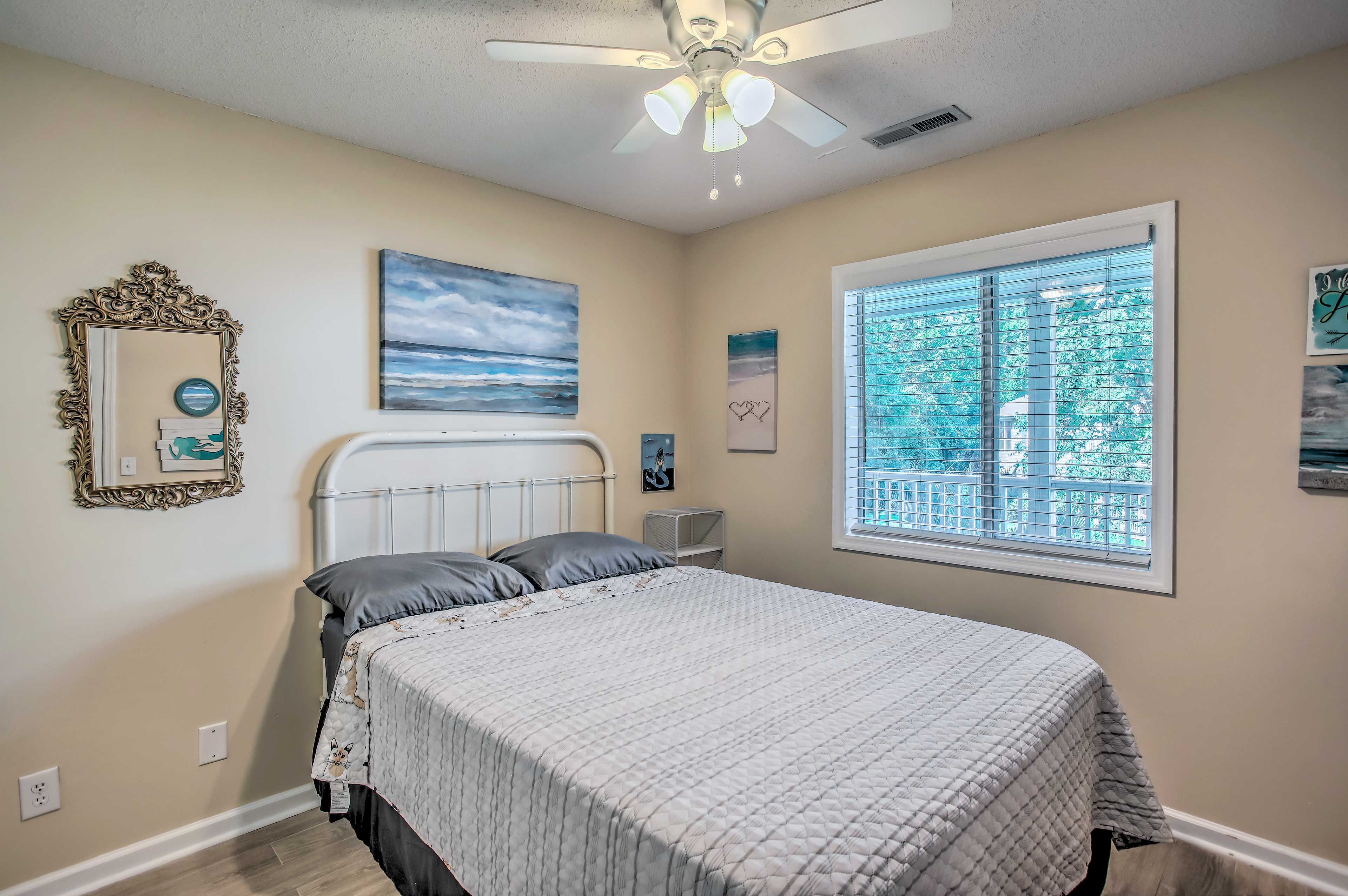 Bedroom | Queen Bed | Linens Provided | Central A/C