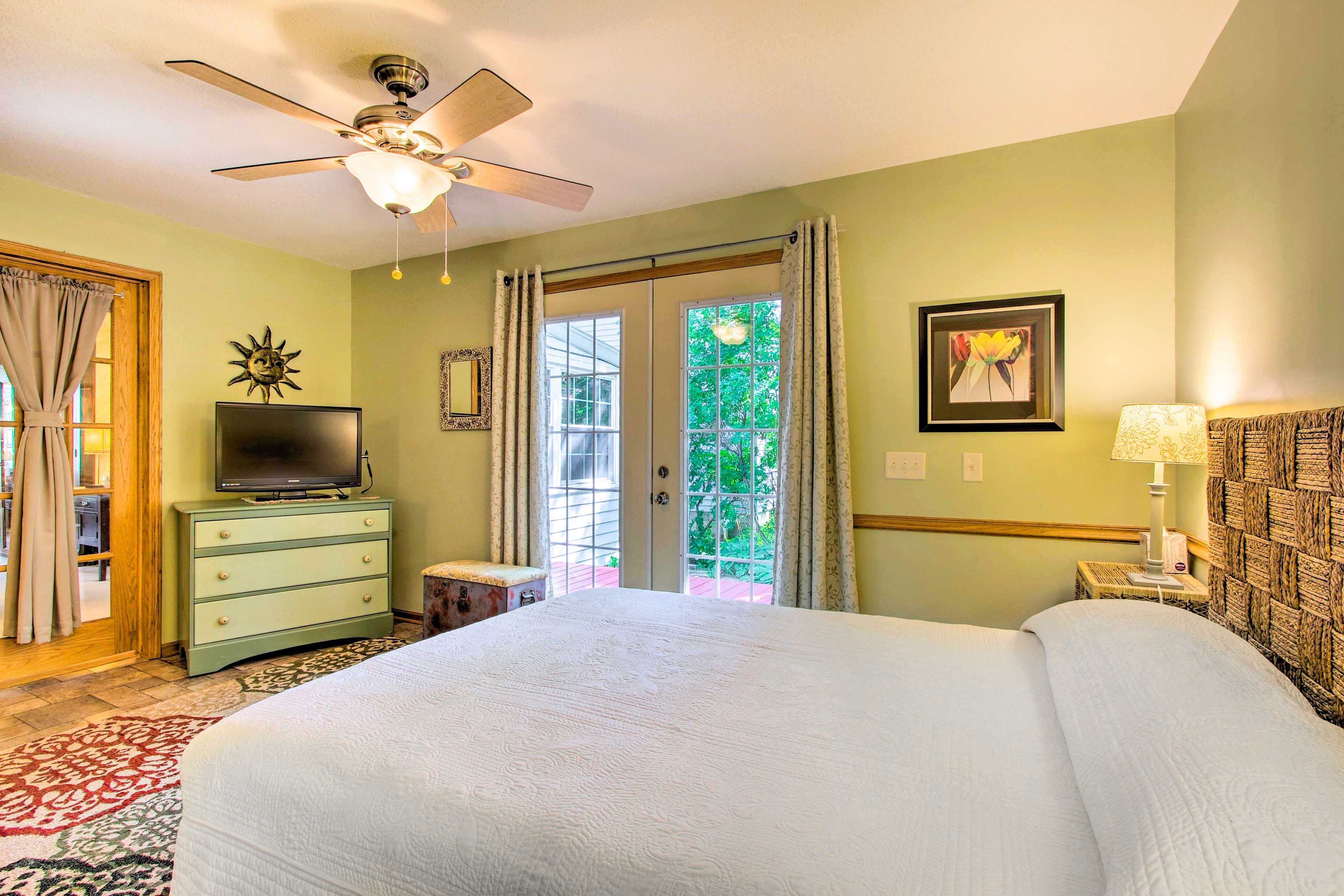 Bedroom 1 | Queen Bed | 1st Floor | Cable TV | Walk-In Closet