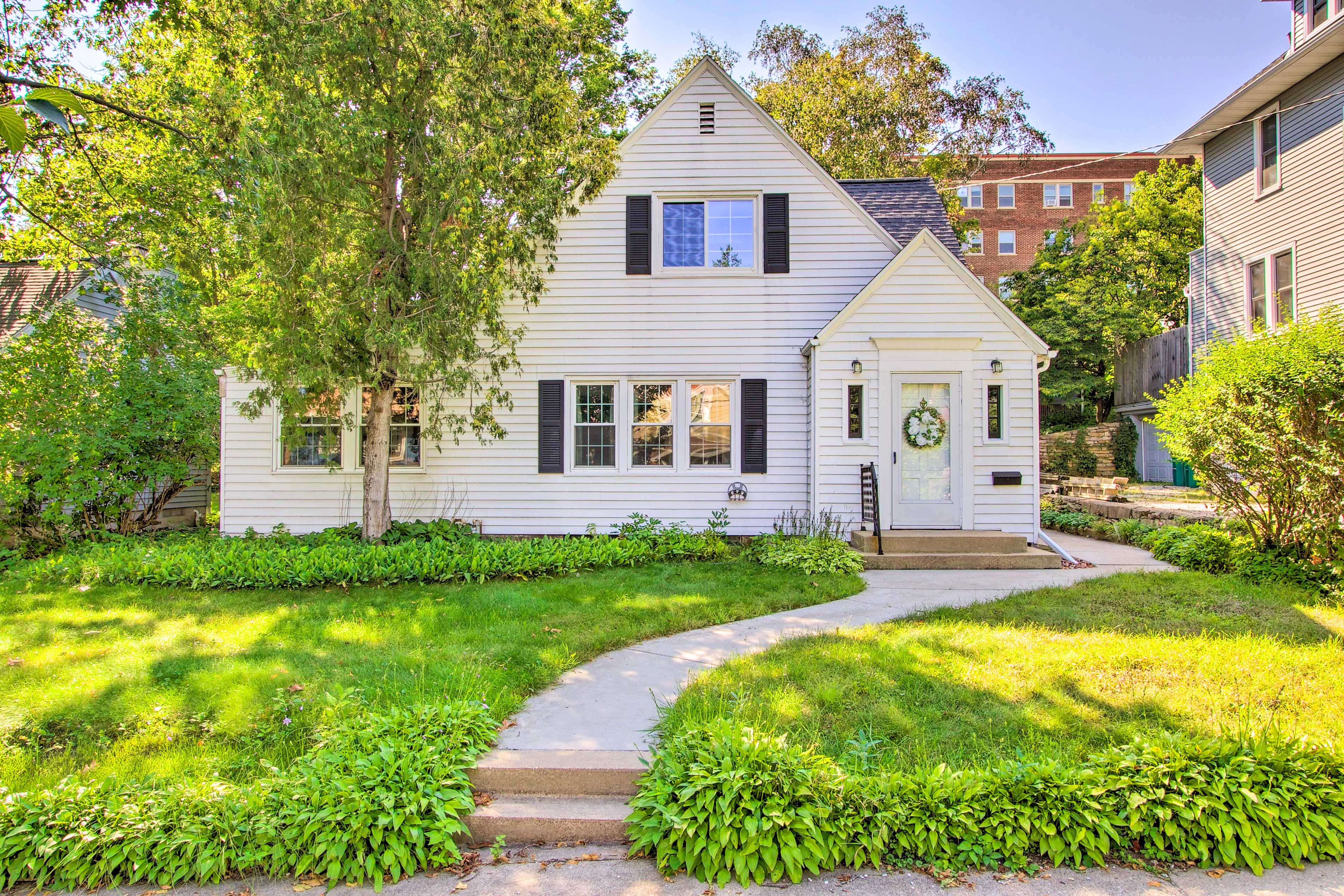 Rochester Vacation Rental | 3BR | 2BA | 2,084 Sq Ft | Step-Free Entry (Rear)