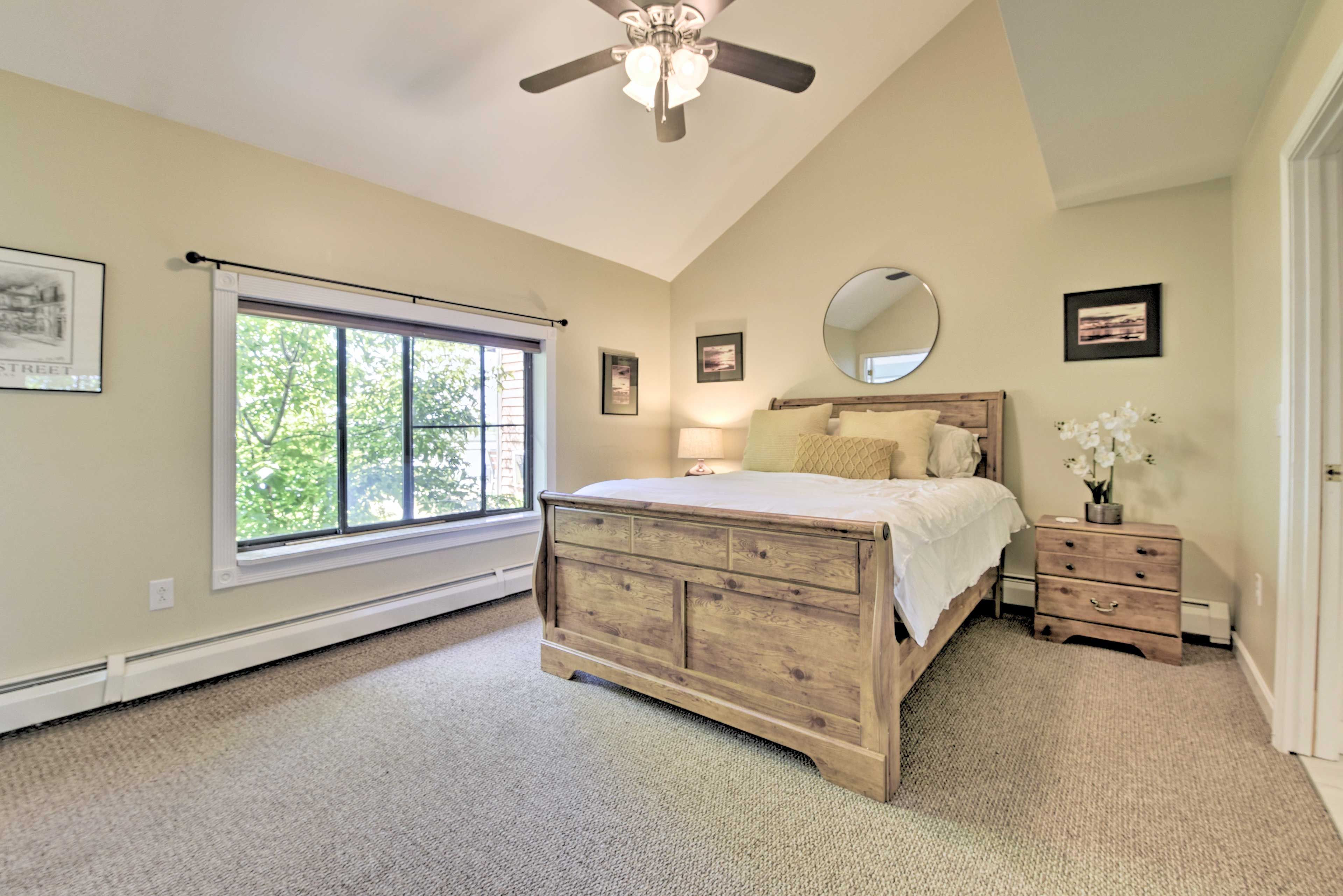 Bedroom 1 (Suite) | Queen Bed