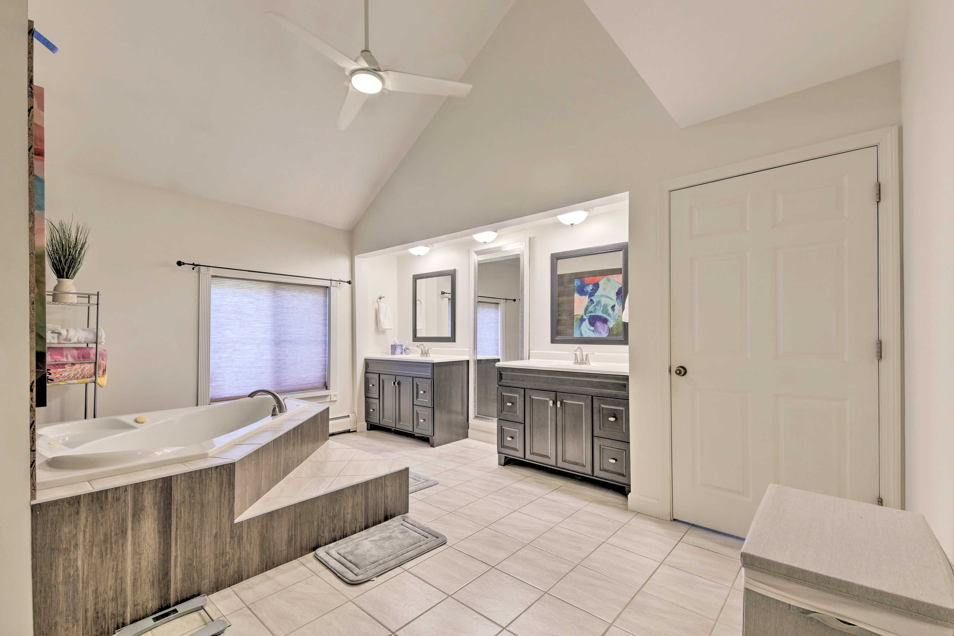 En-Suite | Jetted Tub | Walk-In Shower