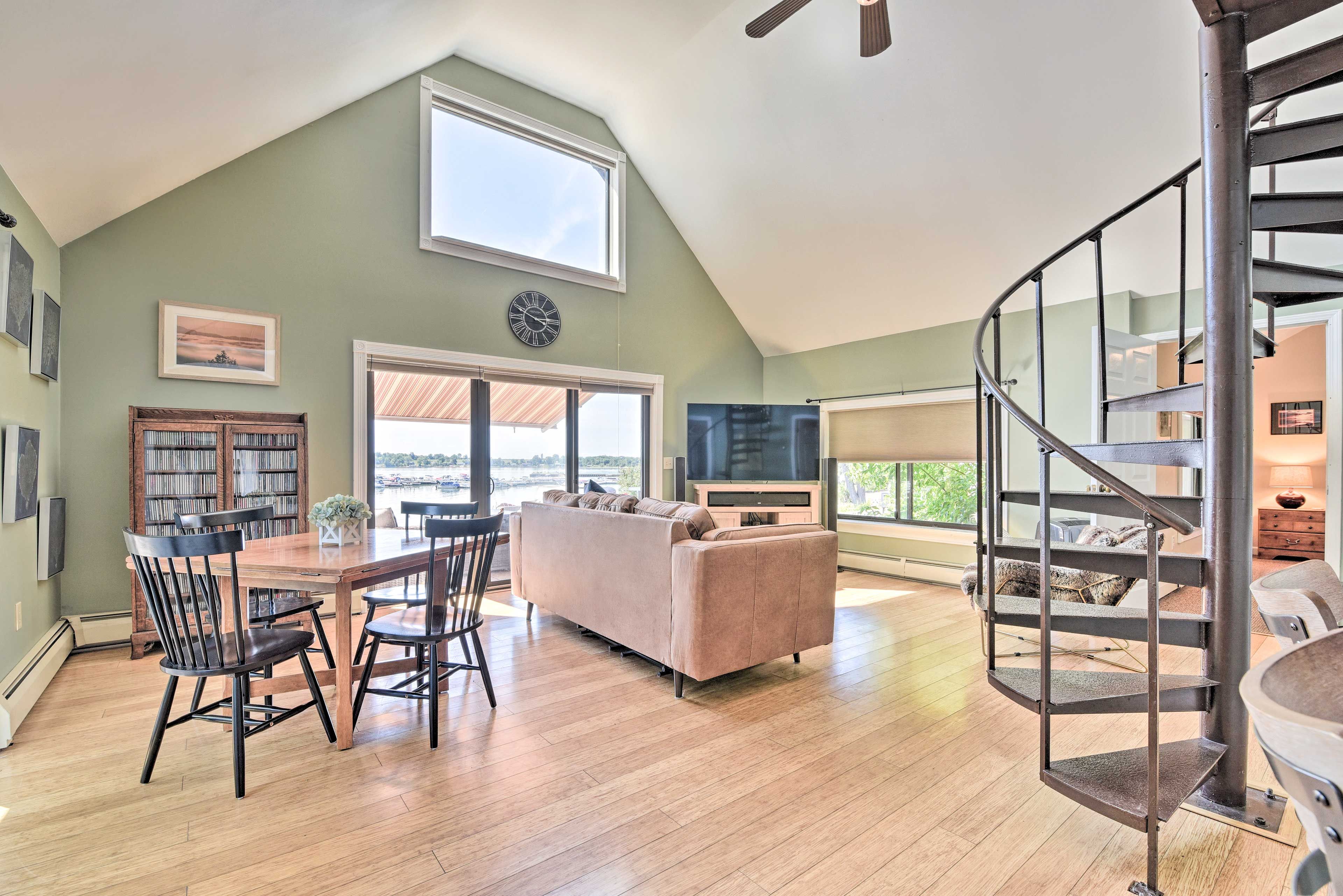Living Room | Free WiFi | Smart TV | Central Heat
