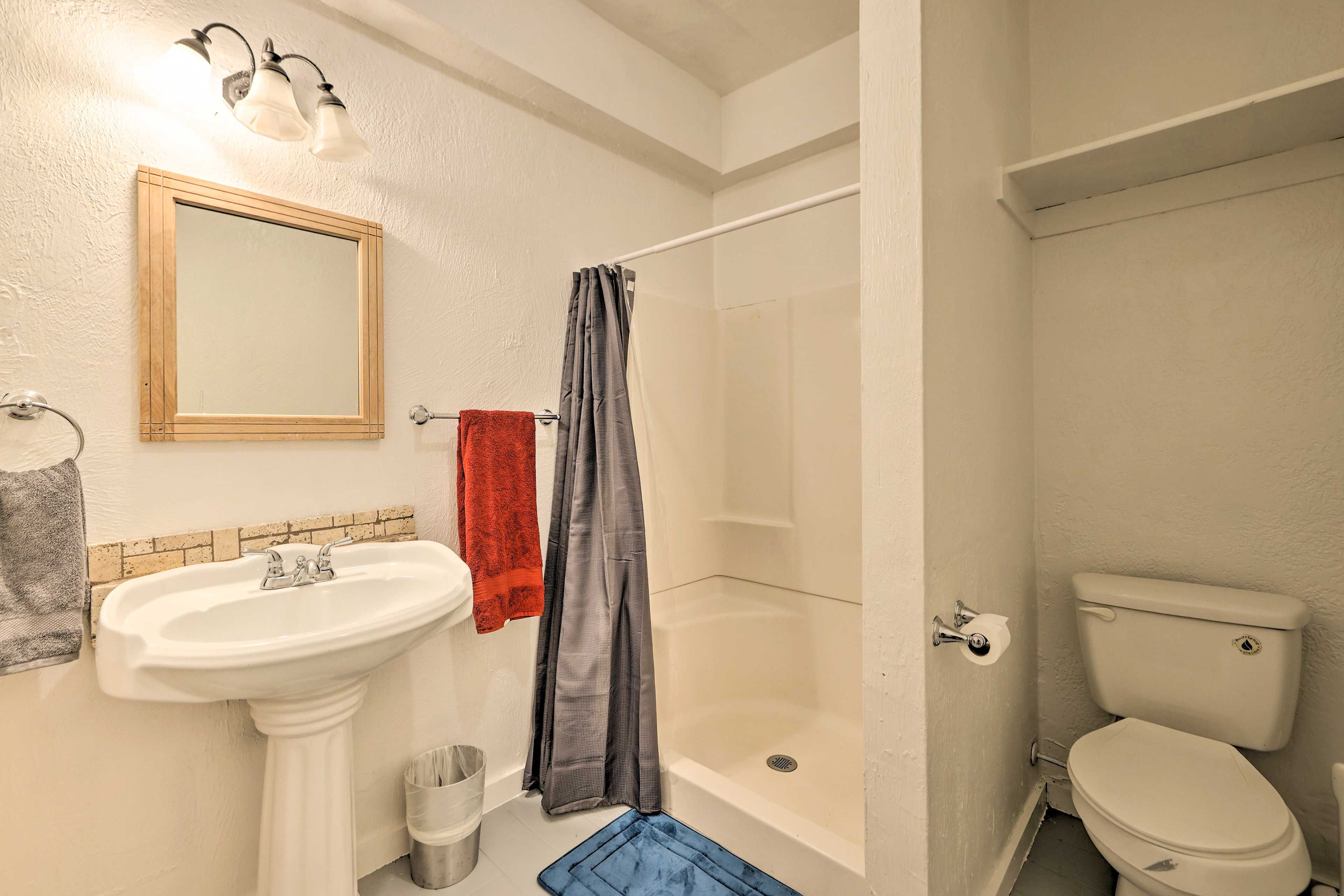 Full Bathroom | Complimentary Toiletries
