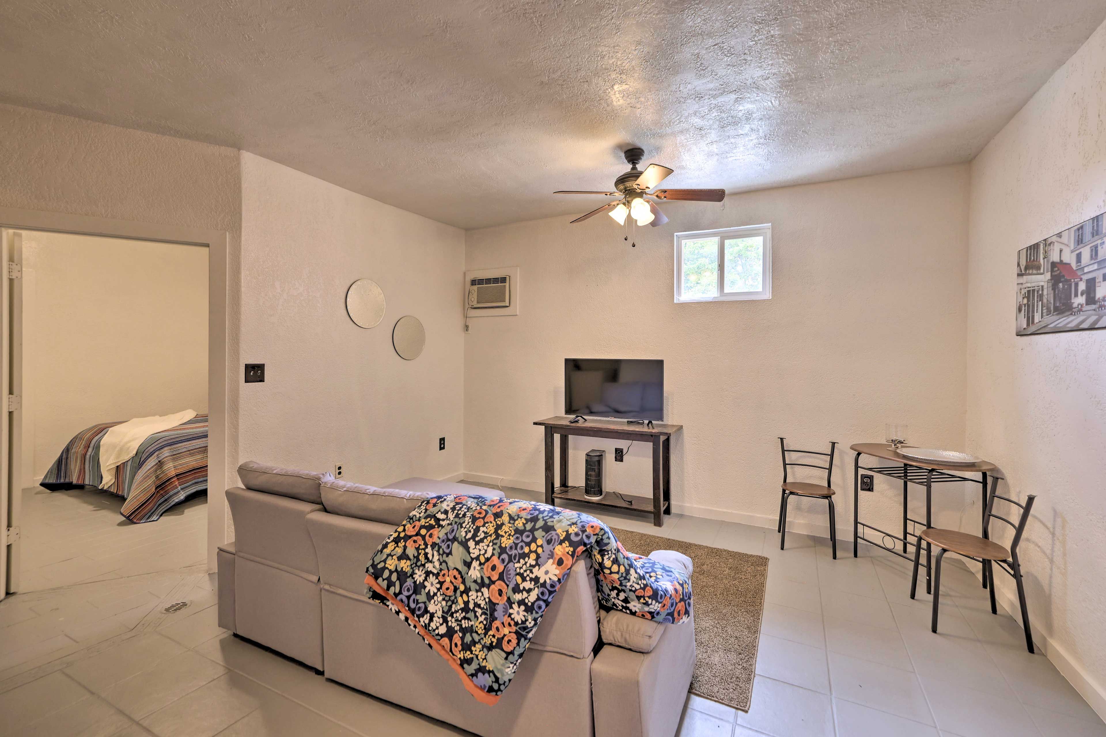 Living Room | Free WiFi | Smart TV | Window A/C Unit