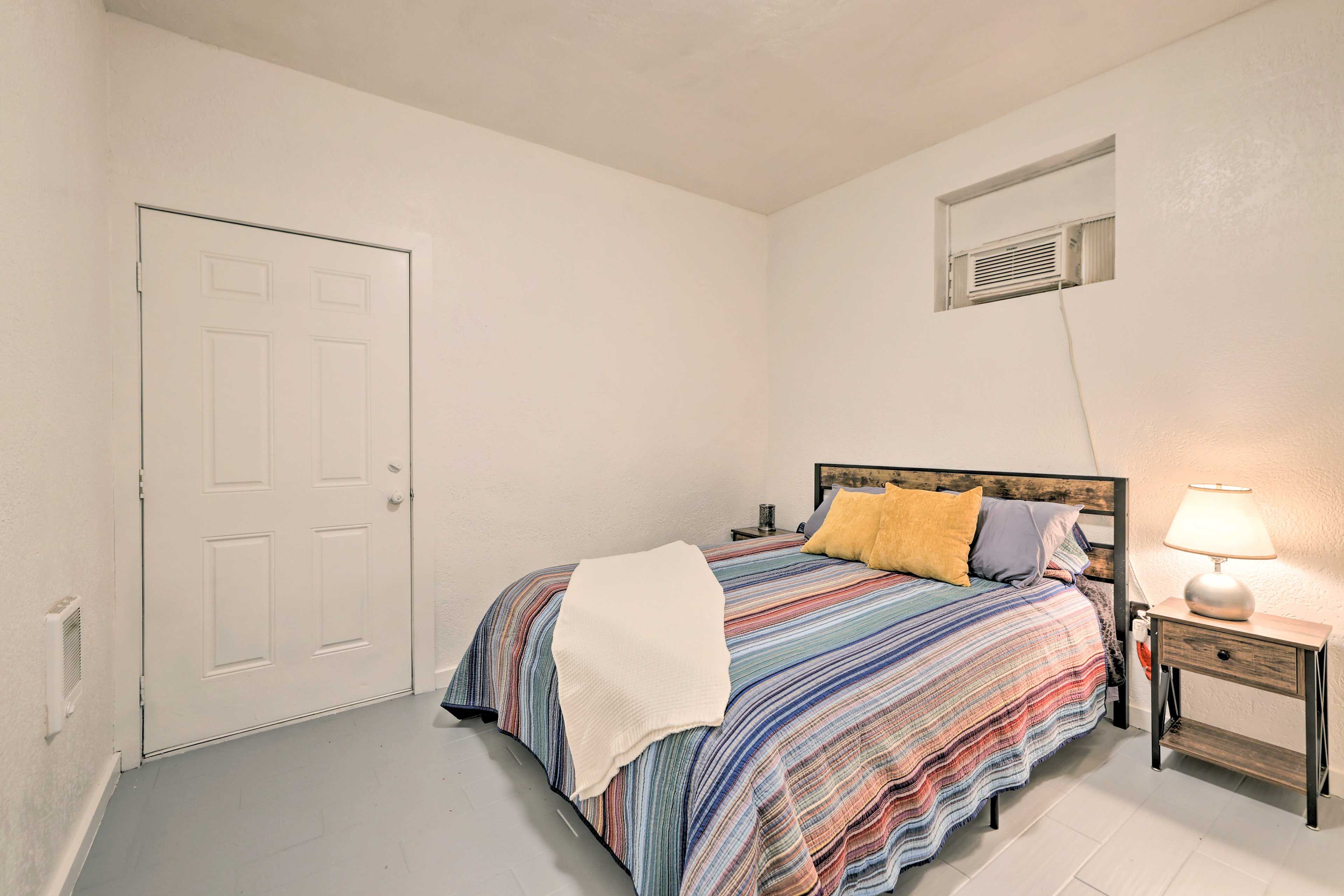 Bedroom | Queen Bed | Linens & Towels Provided