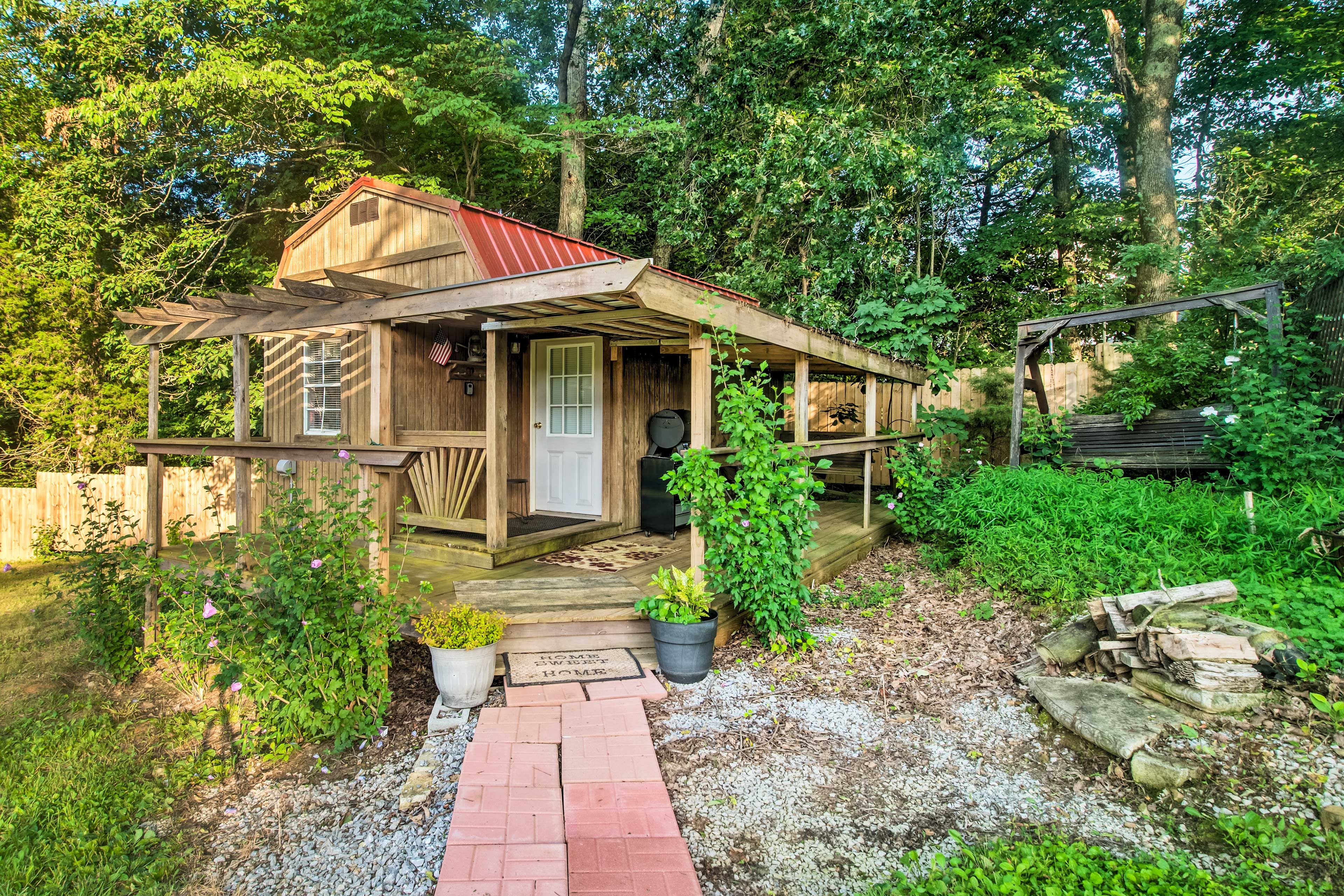 Fountain Run Vacation Rental | Studio | 1BA | 420 Sq Ft | Stairs Required