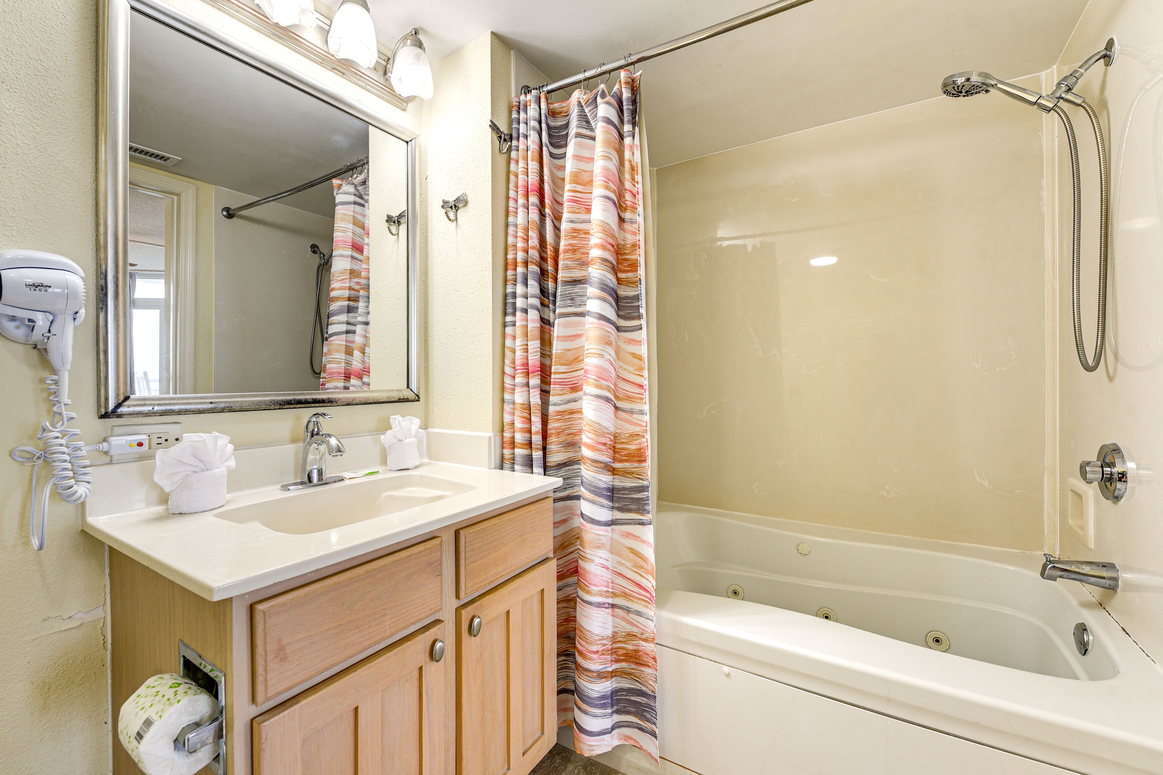 Full Bathroom | Towels Provided