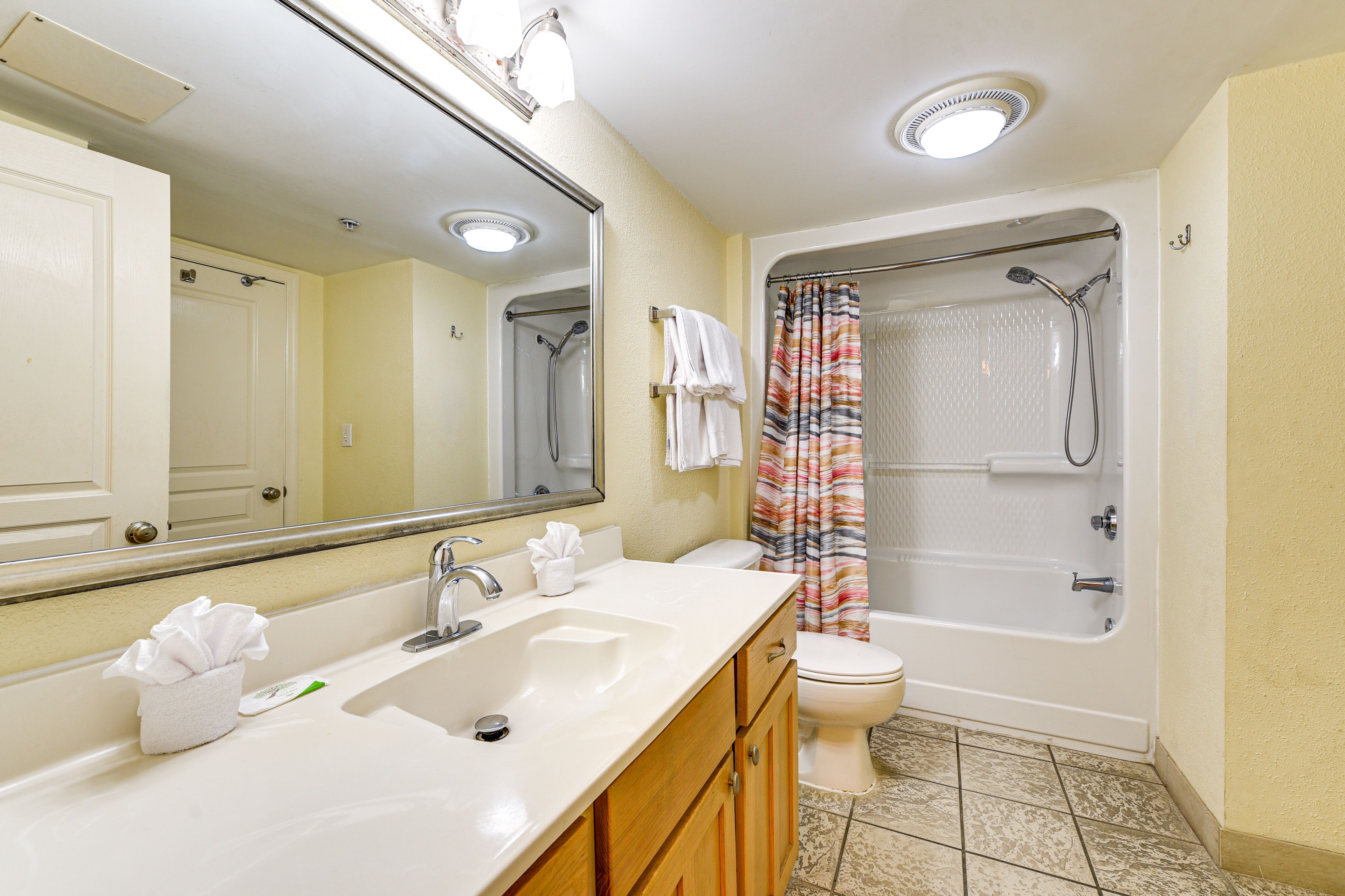 Full Bathroom | Towels Provided
