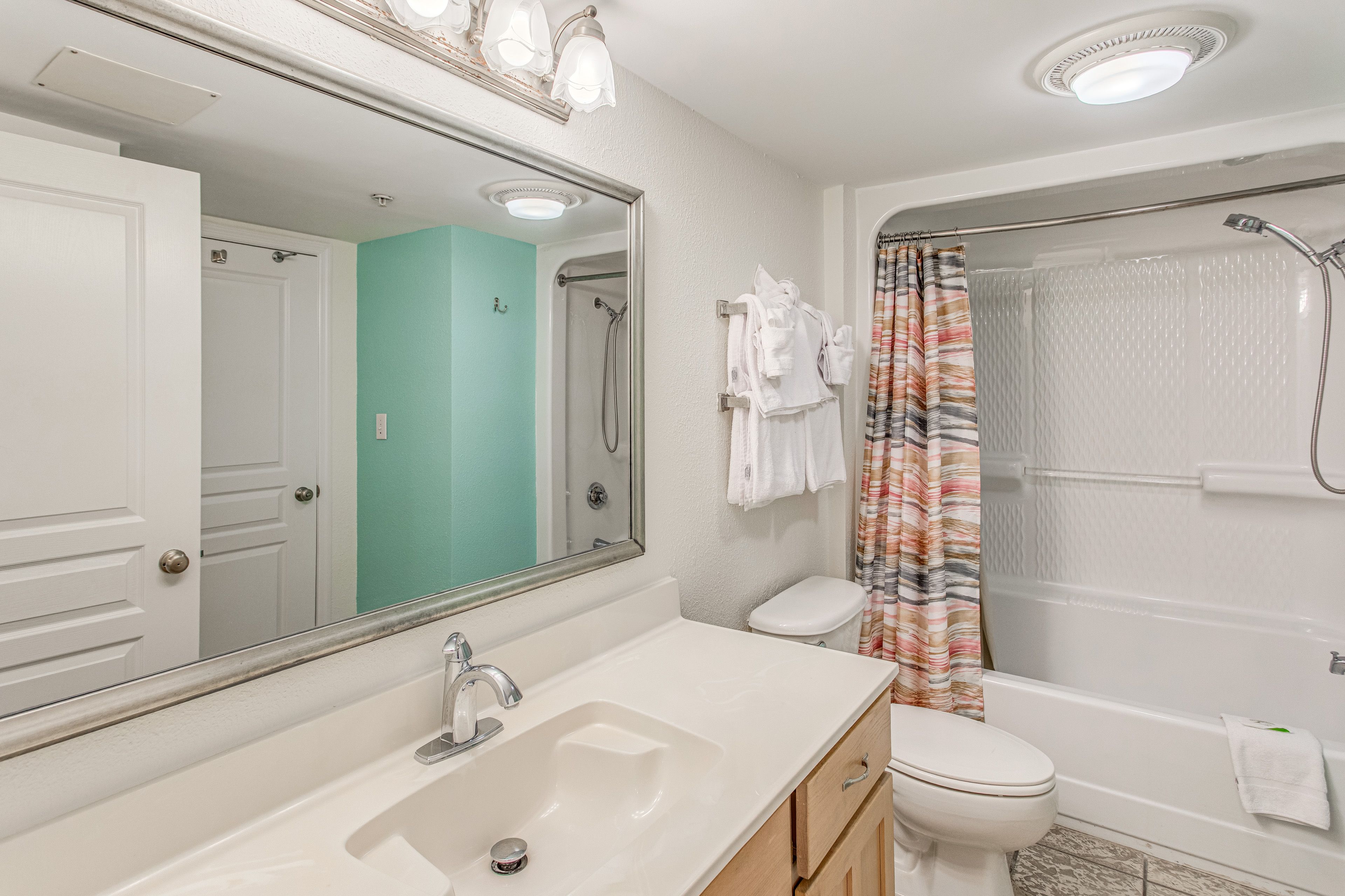 Full Bathroom | Towels Provided