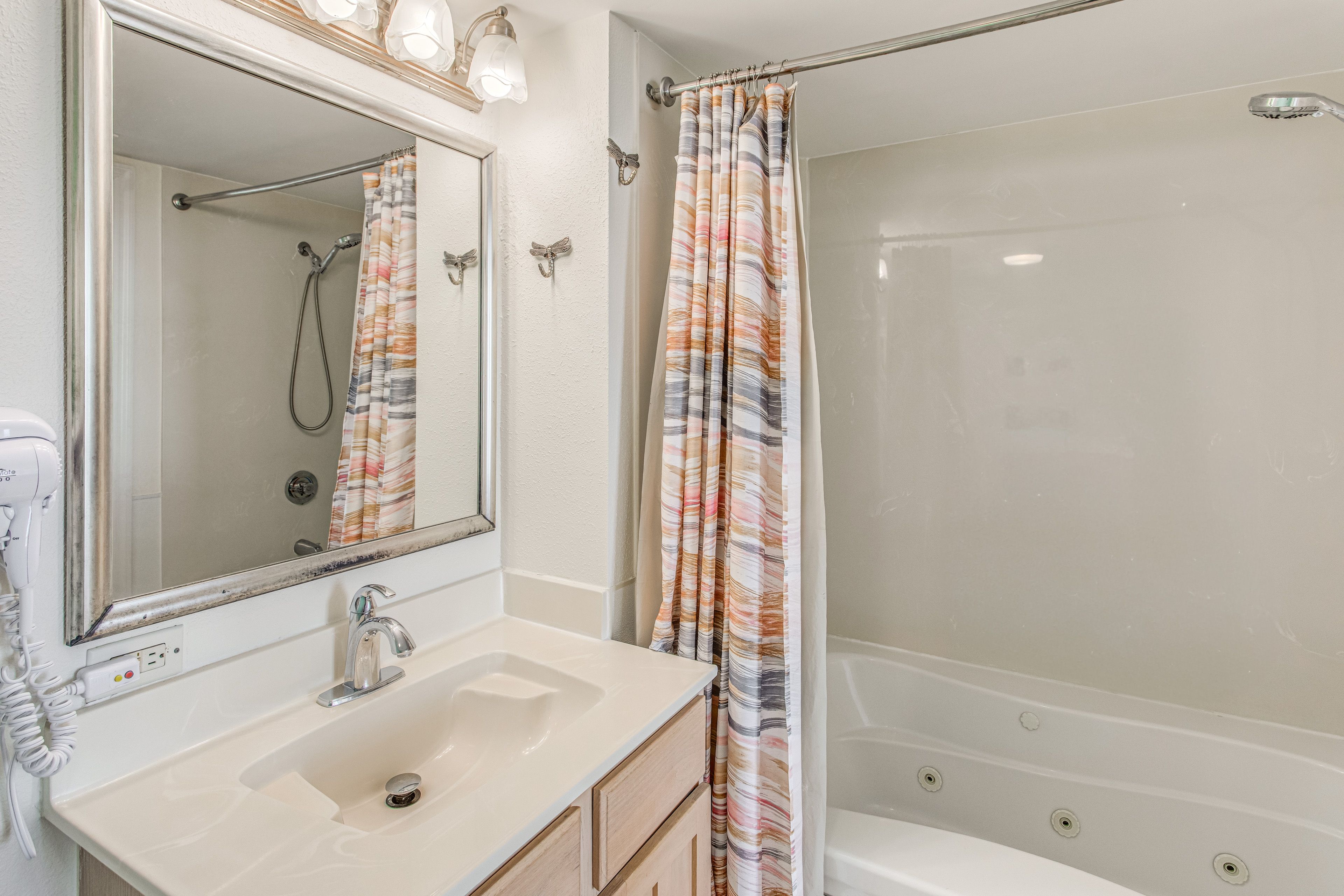 Full Bathroom | Towels Provided