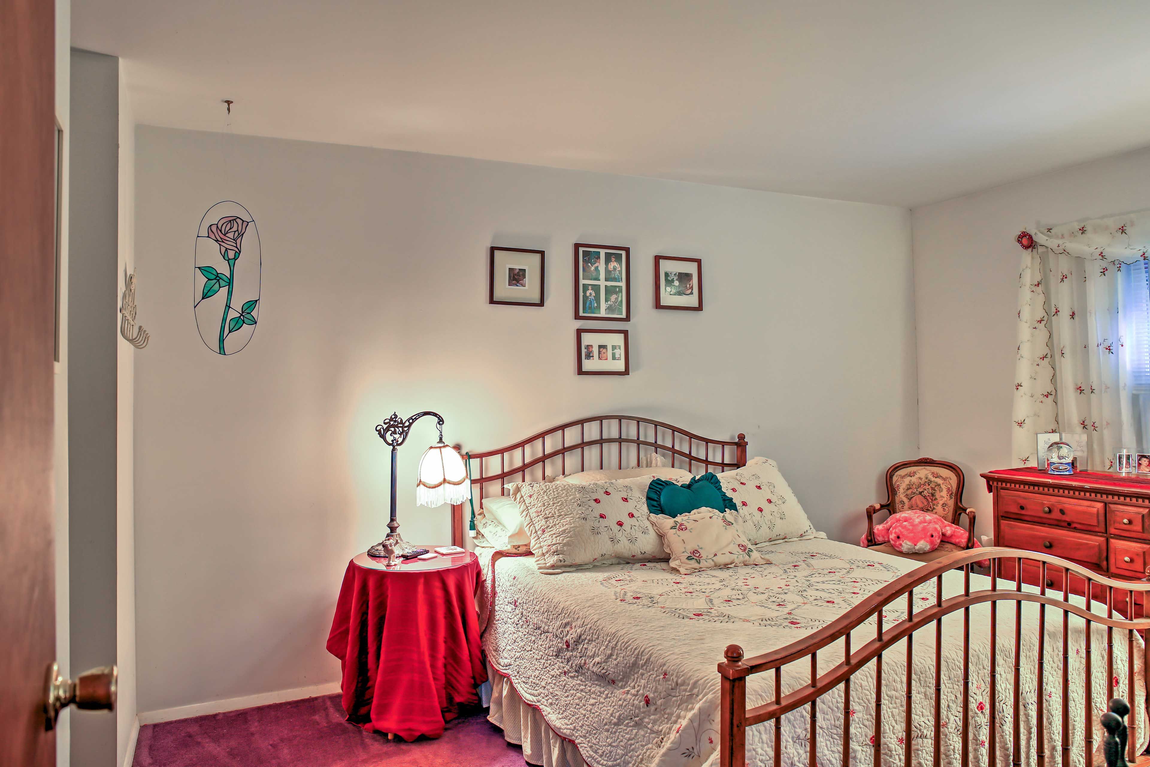 Bedroom 1 | Queen Bed